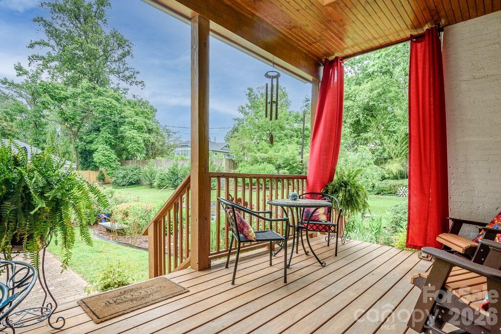 832 4th Avenue W — Hendersonville