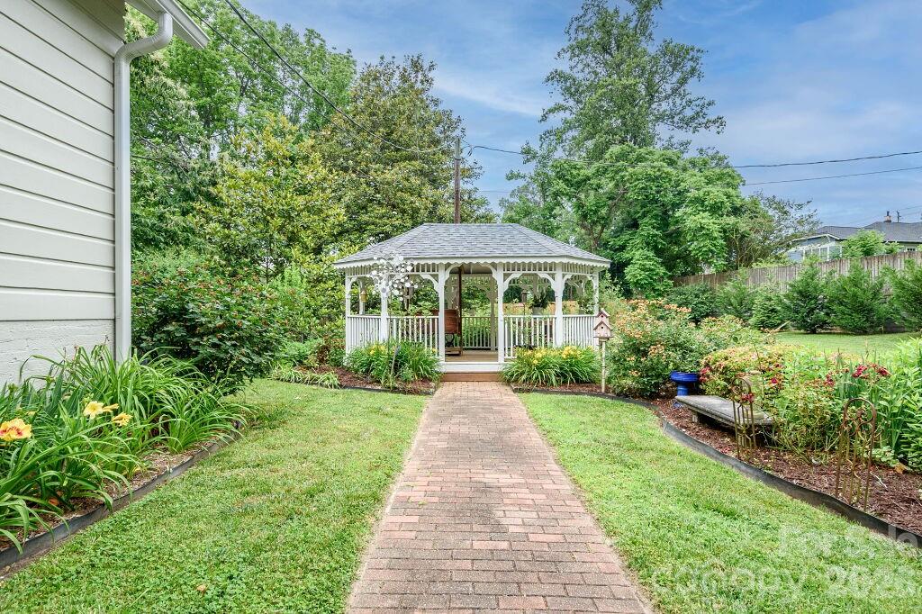 832 4th Avenue W — Hendersonville