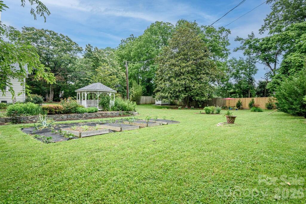 832 4th Avenue W — Hendersonville