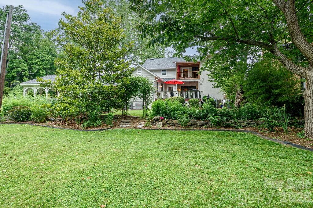 832 4th Avenue W — Hendersonville