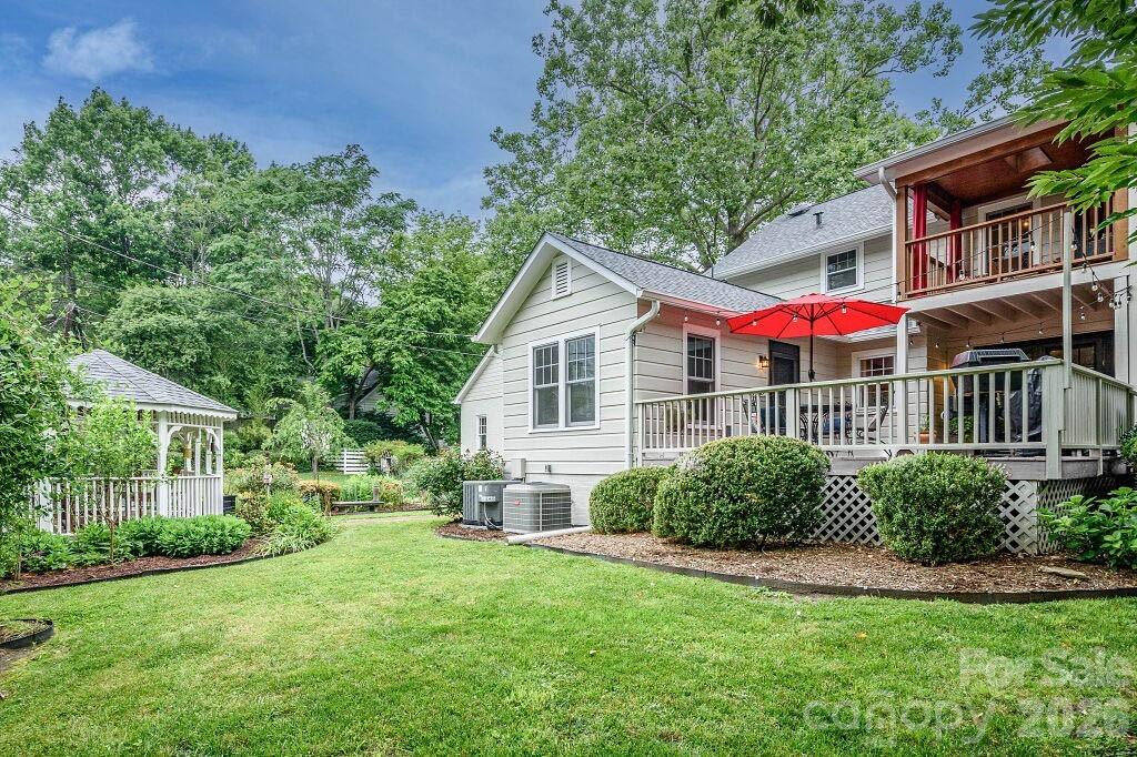 832 4th Avenue W — Hendersonville
