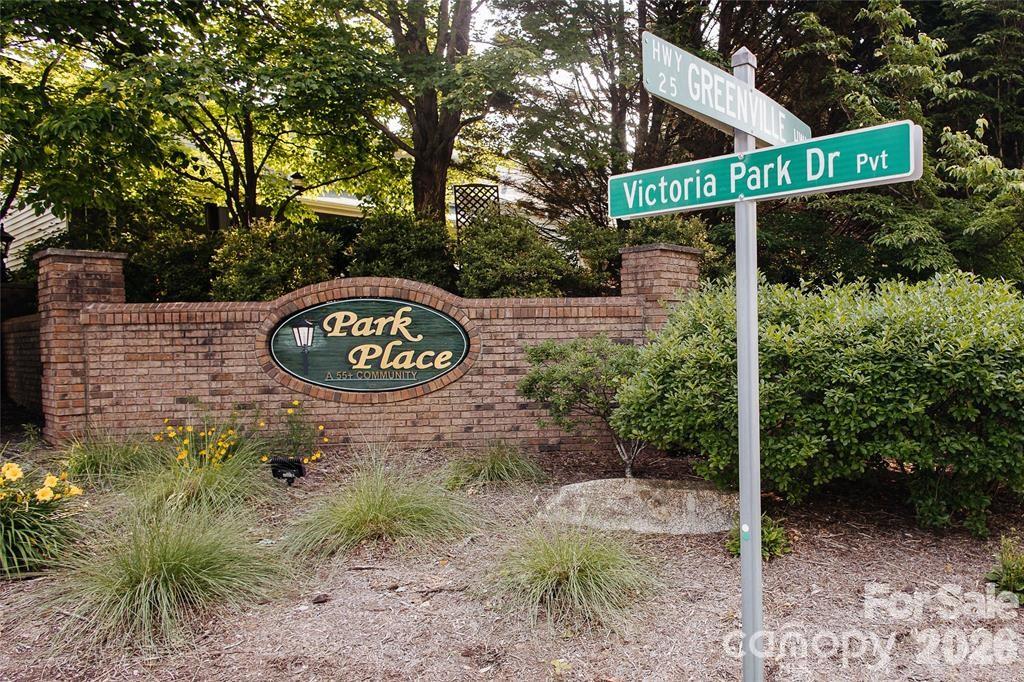 47 Victoria Park Drive — Hendersonville