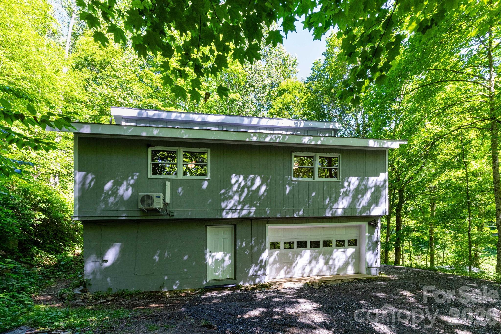 109 Narrow Way Road — Burnsville