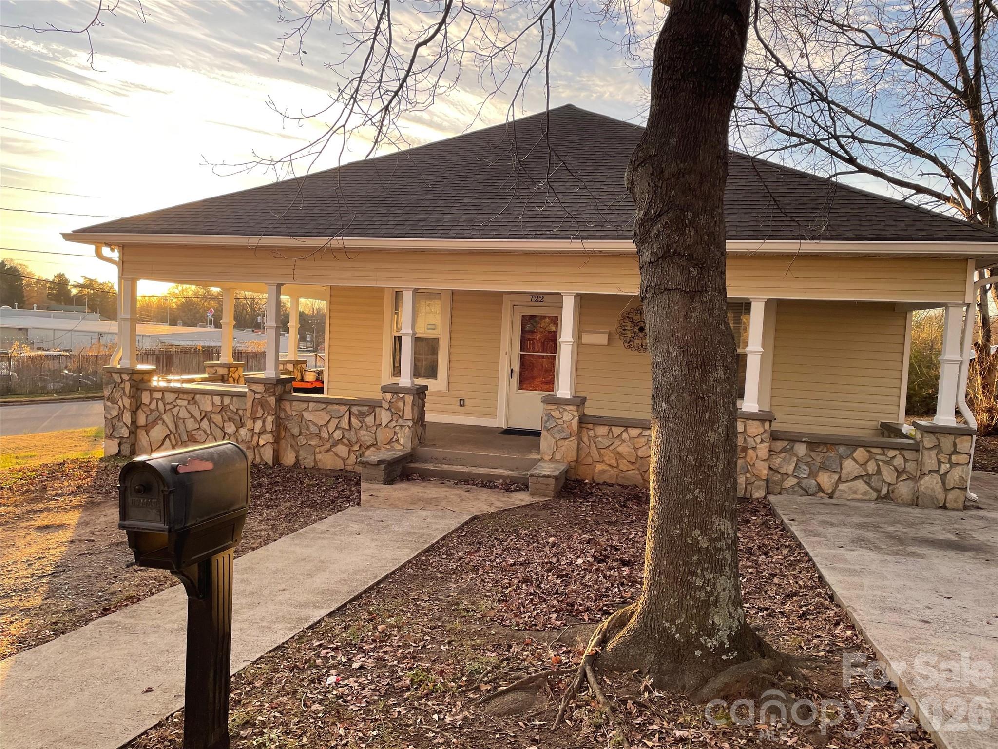 722 Live Oak Street — Shelby