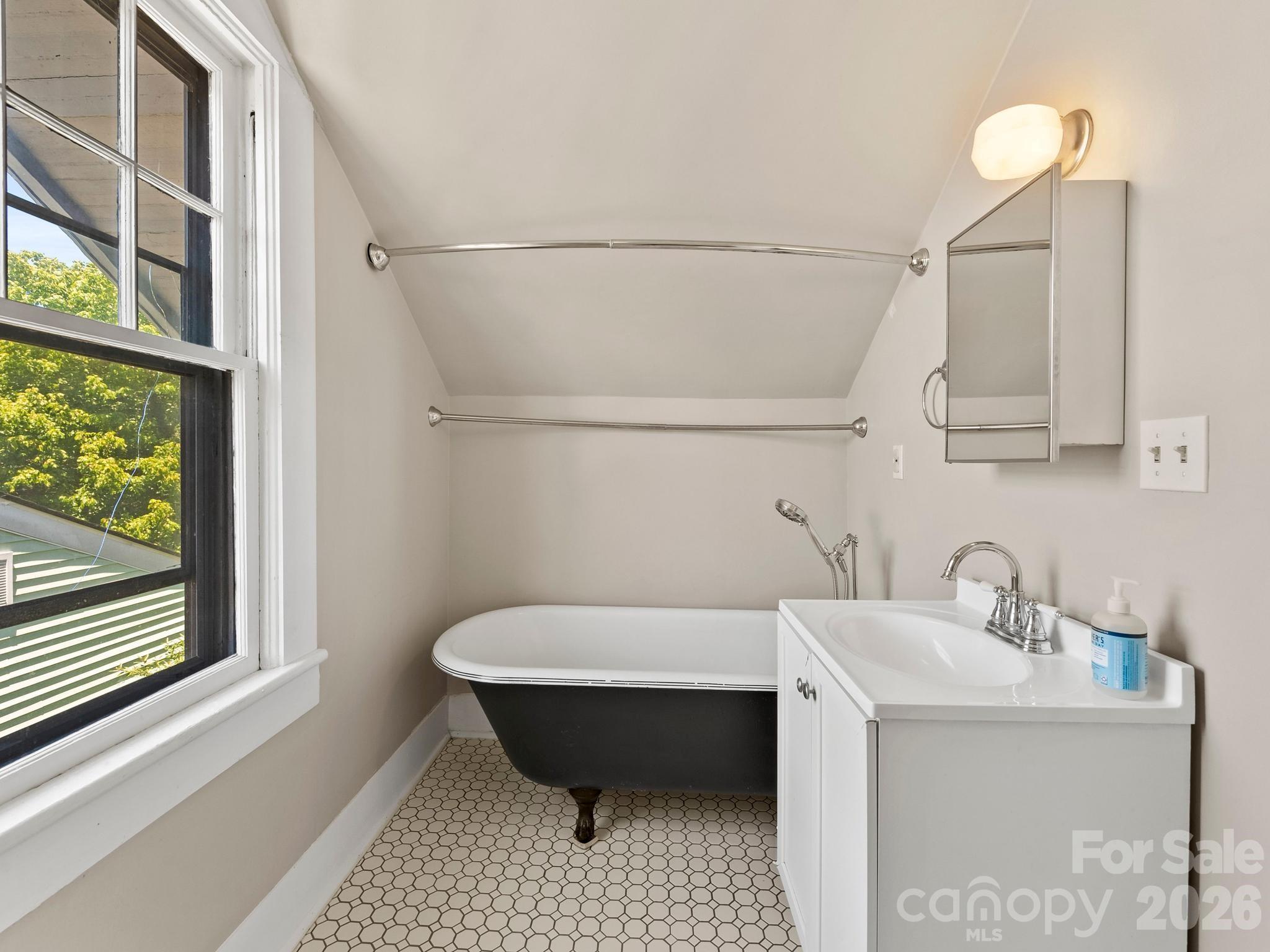 102 Courtland Avenue — Asheville
