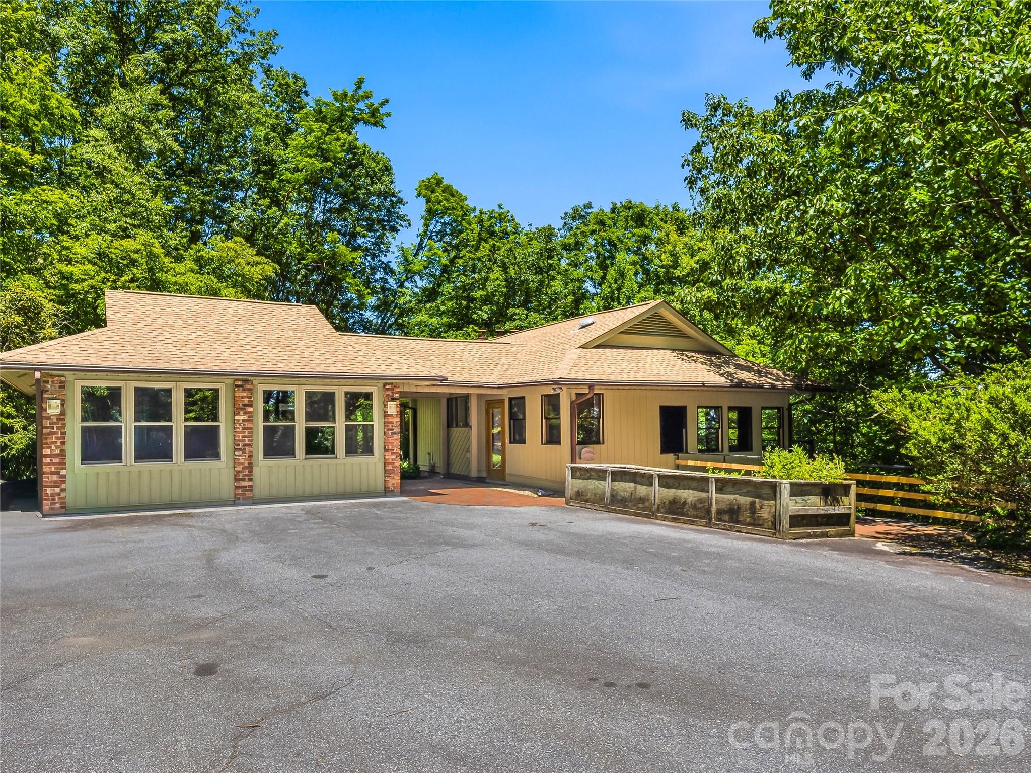 1430 Valmont Drive — Hendersonville