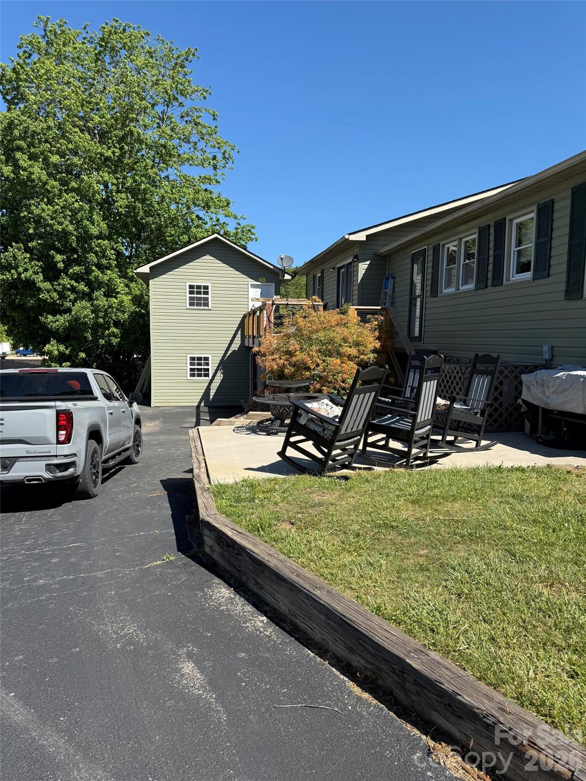 102 Phillips Road — Spruce Pine
