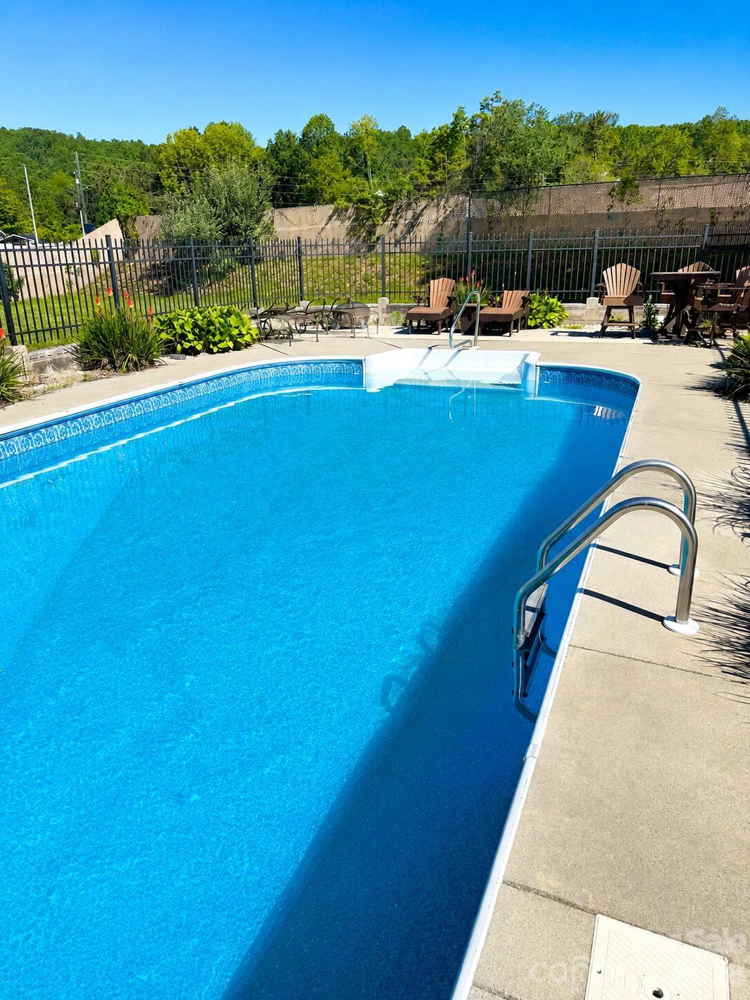 102 Phillips Road — Spruce Pine