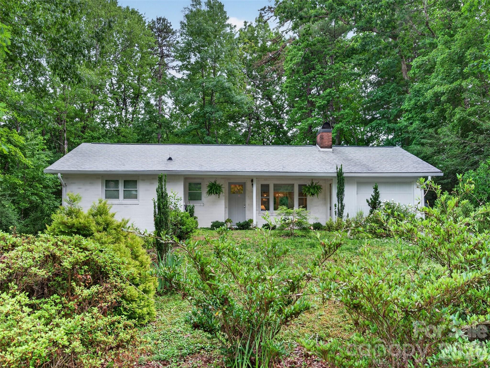 52 Melody Lane — Saluda