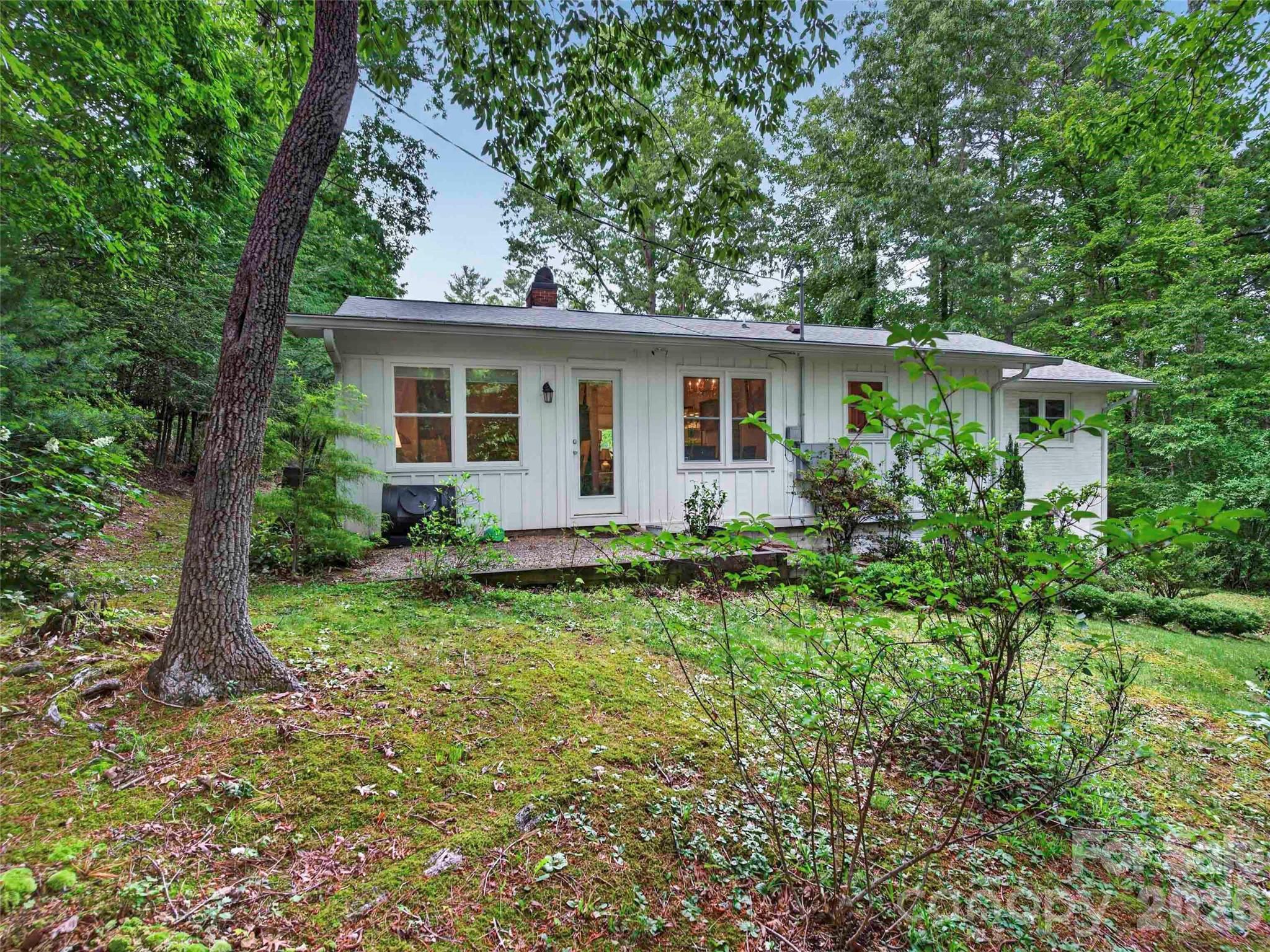 52 Melody Lane — Saluda