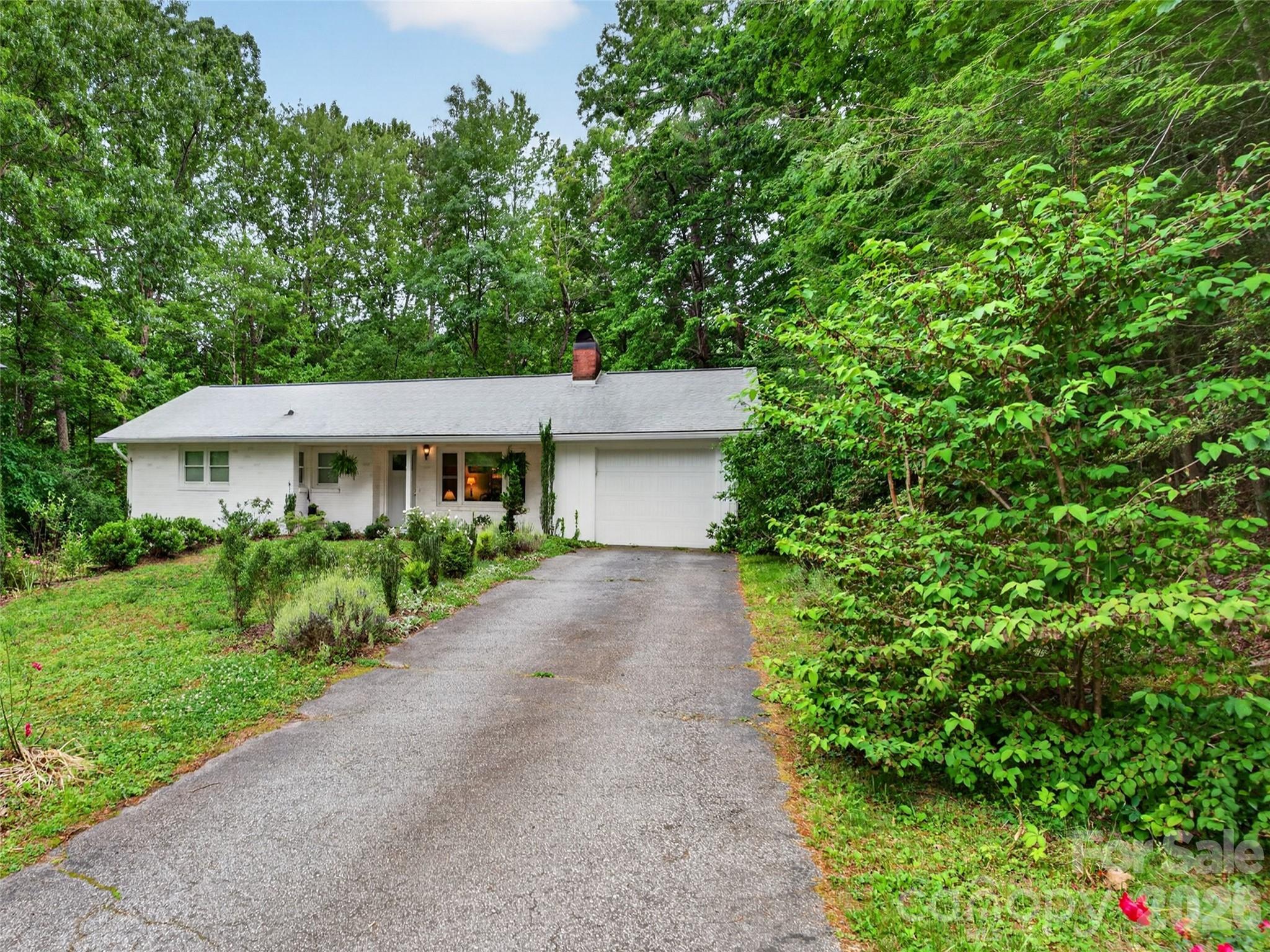 52 Melody Lane — Saluda