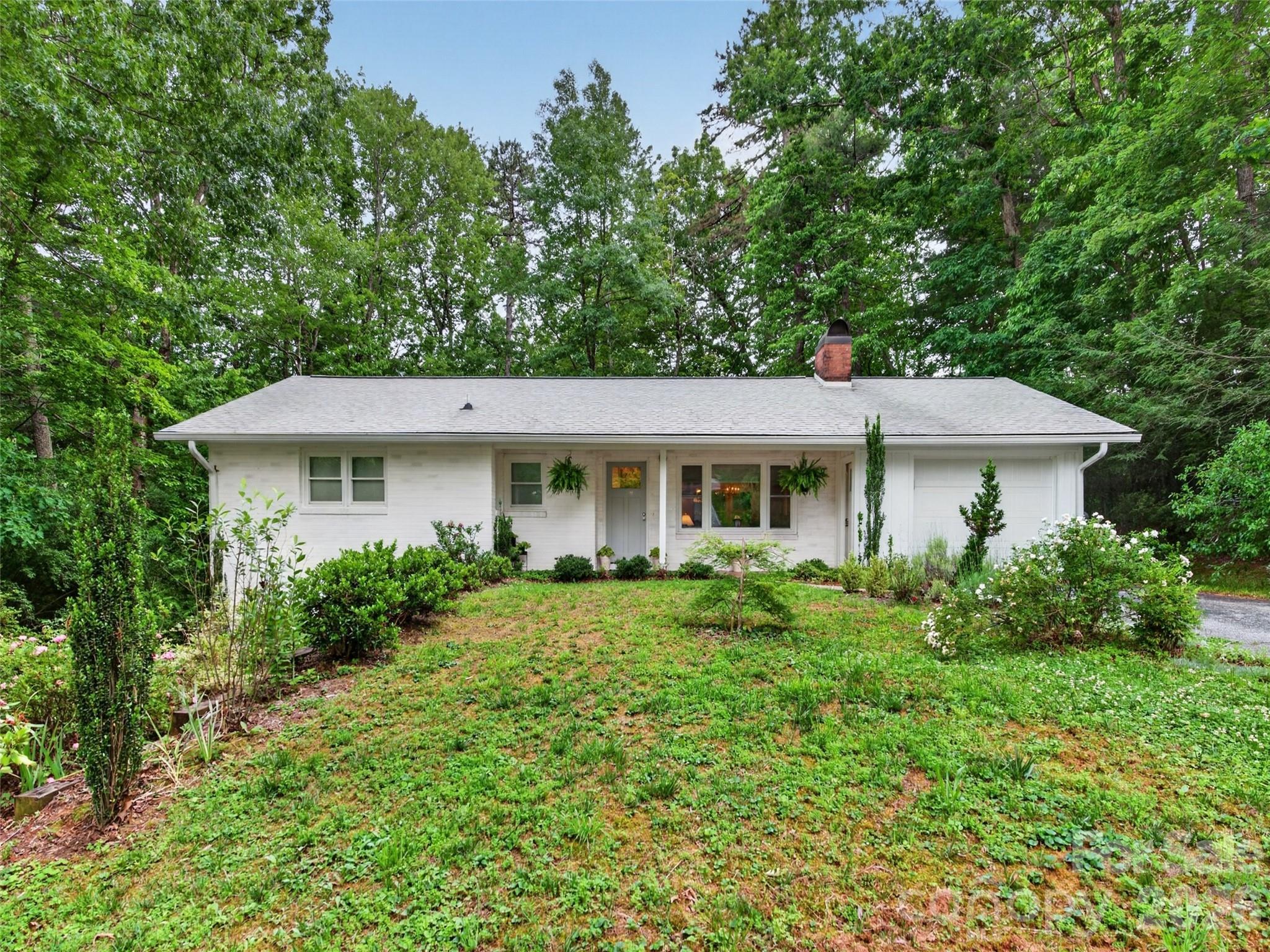 52 Melody Lane — Saluda