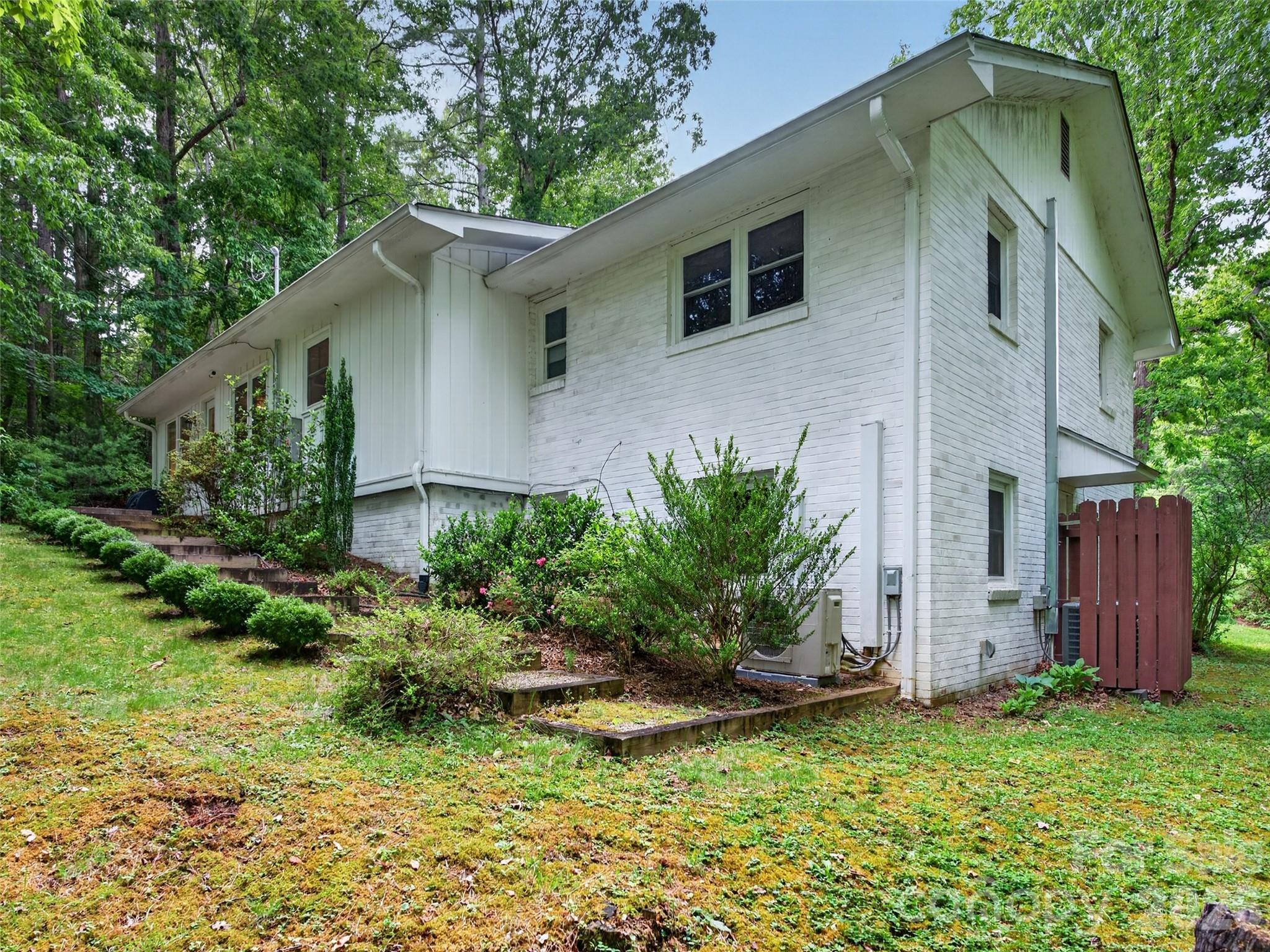 52 Melody Lane — Saluda