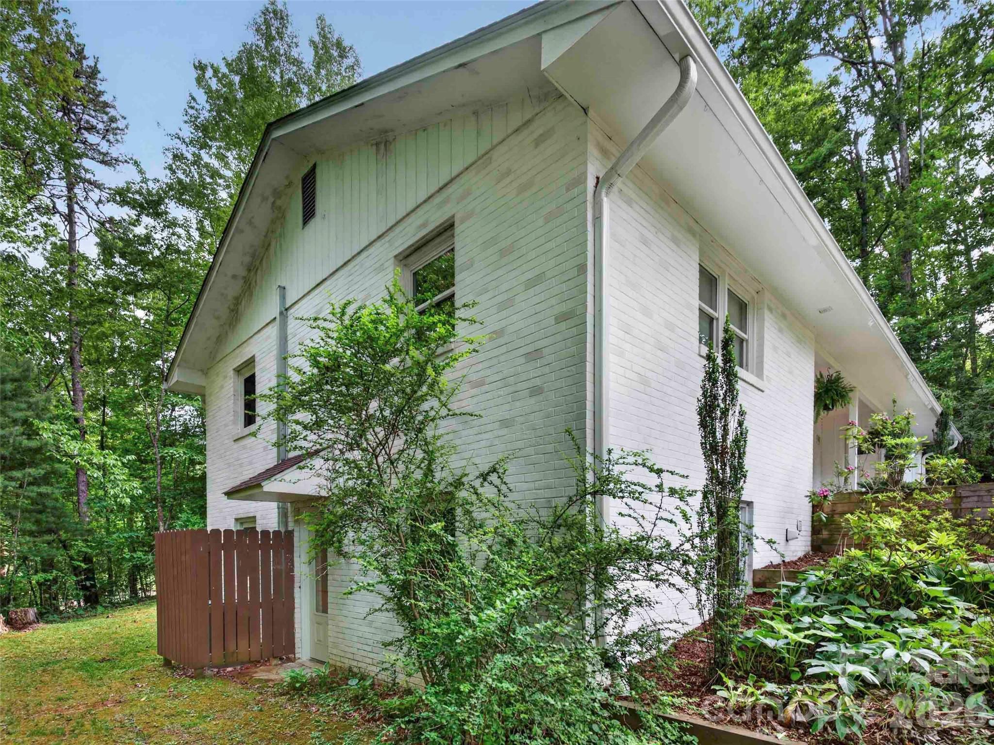 52 Melody Lane — Saluda