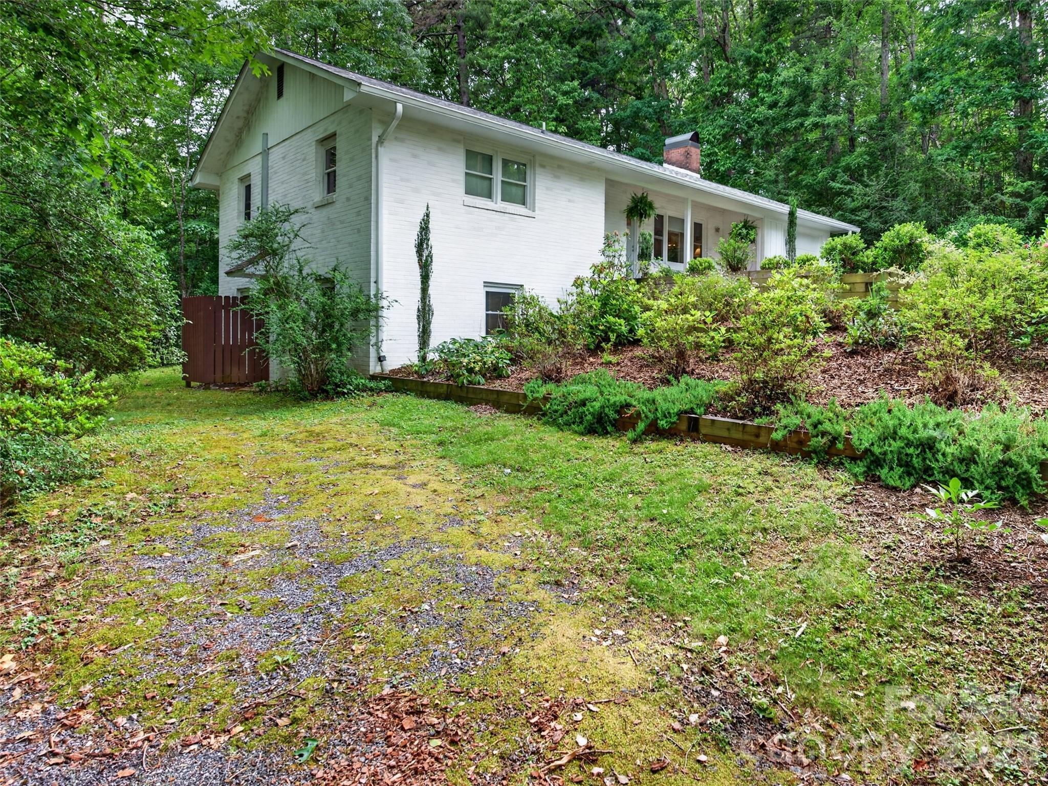 52 Melody Lane — Saluda