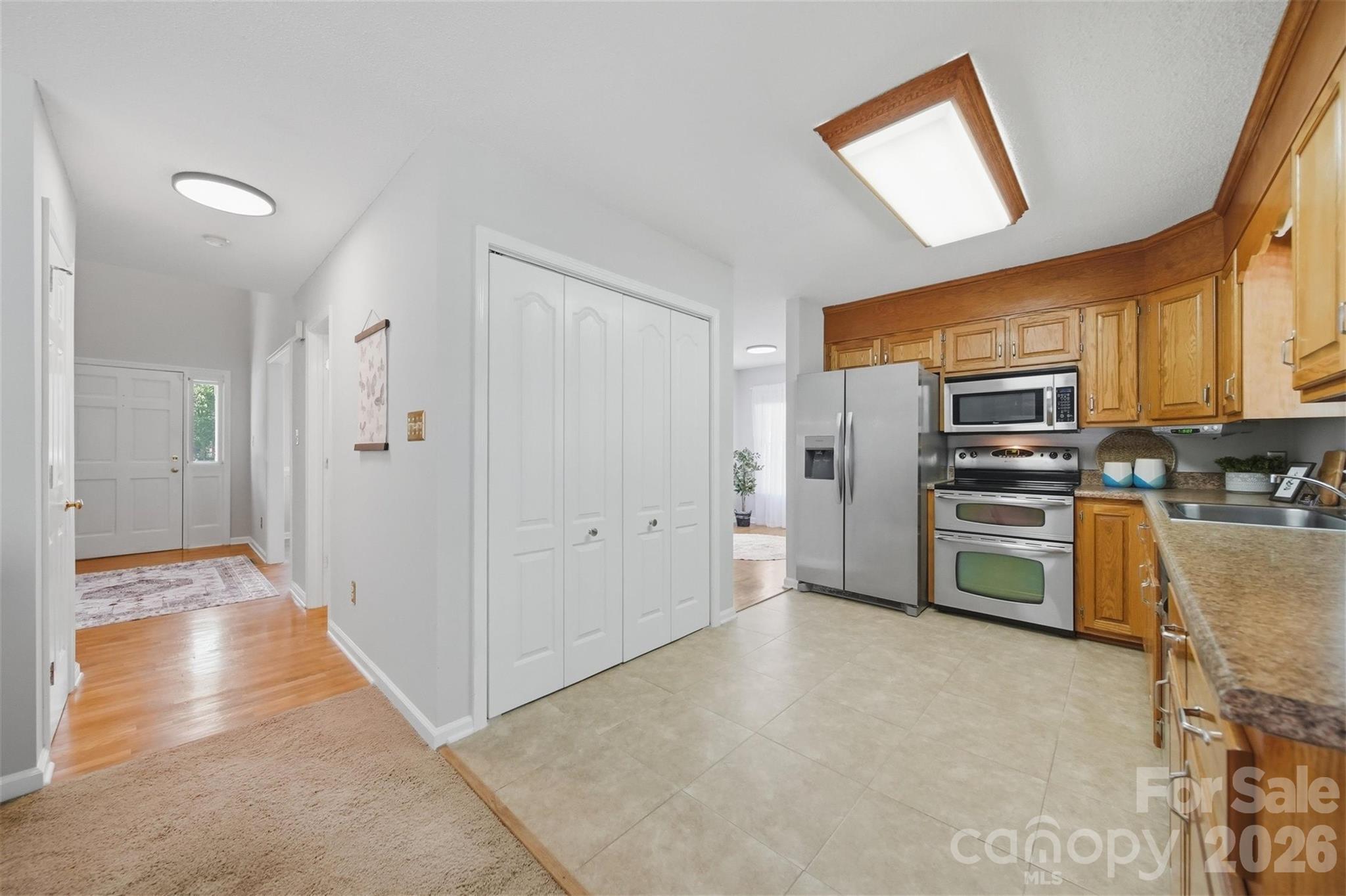 1948 Twin Ponds Drive — Hickory
