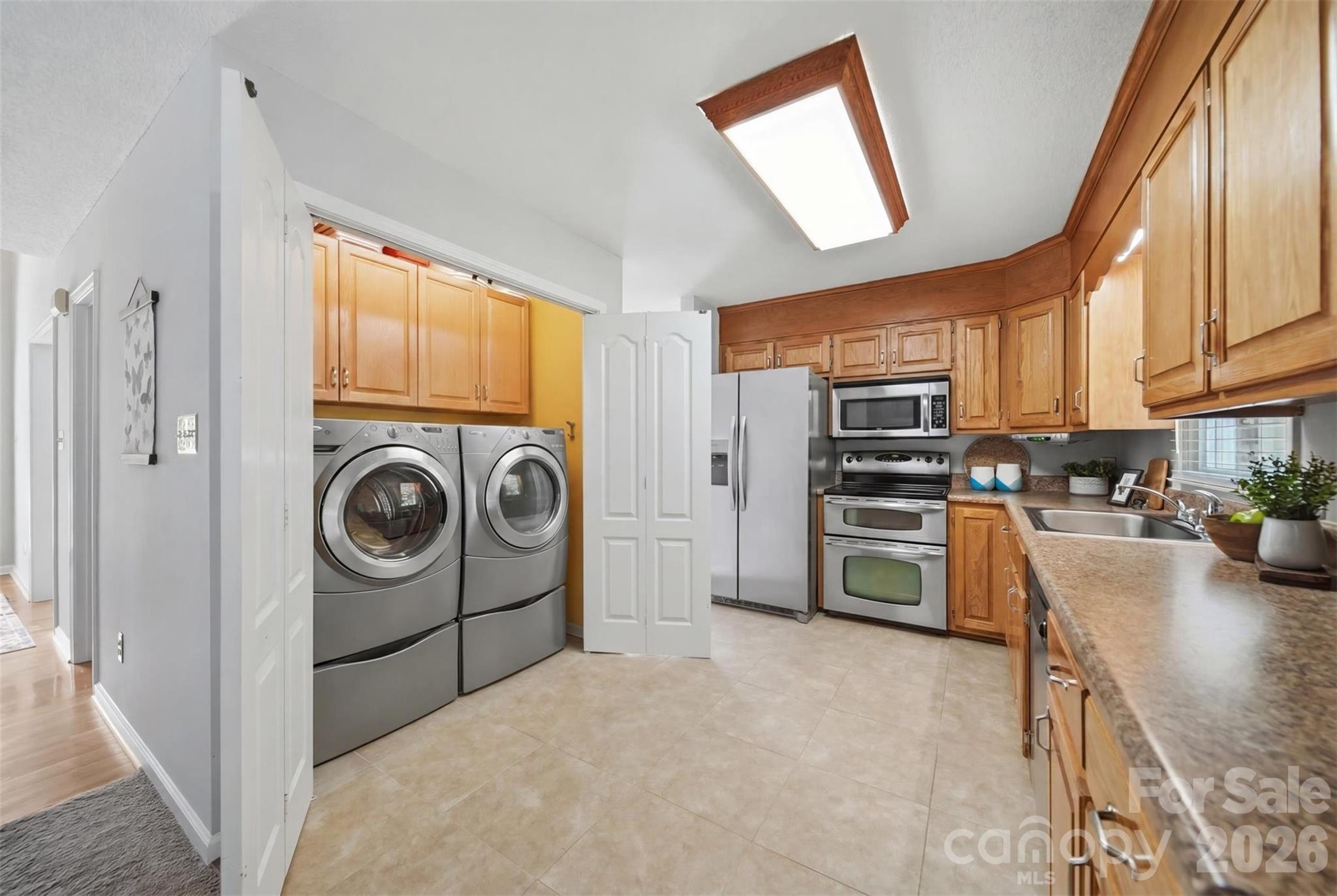 1948 Twin Ponds Drive — Hickory
