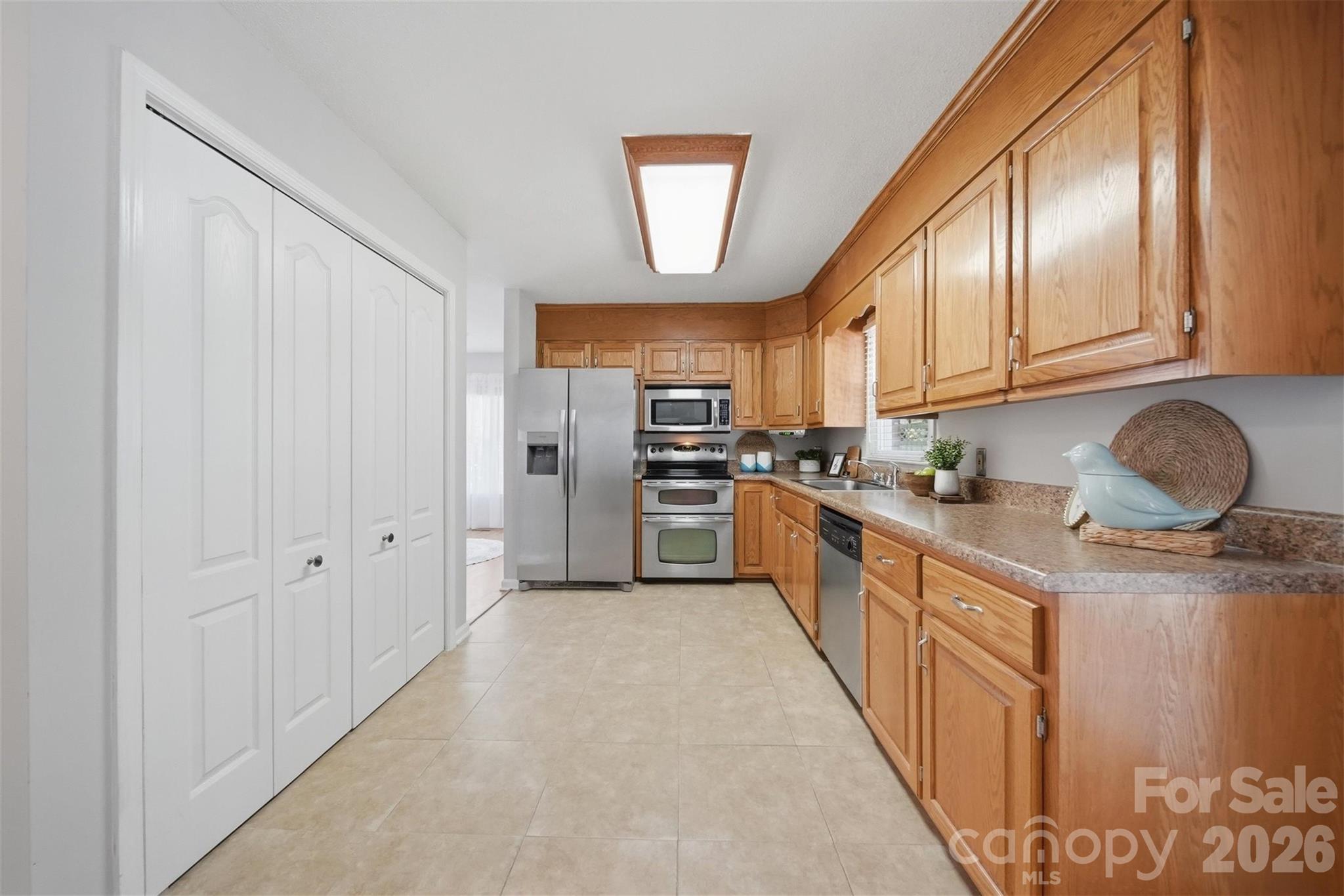 1948 Twin Ponds Drive — Hickory