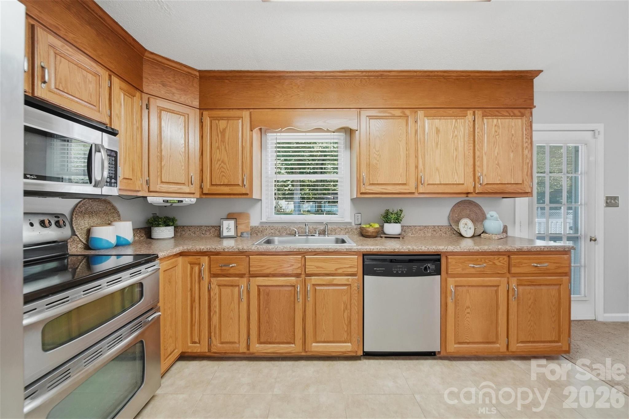 1948 Twin Ponds Drive — Hickory