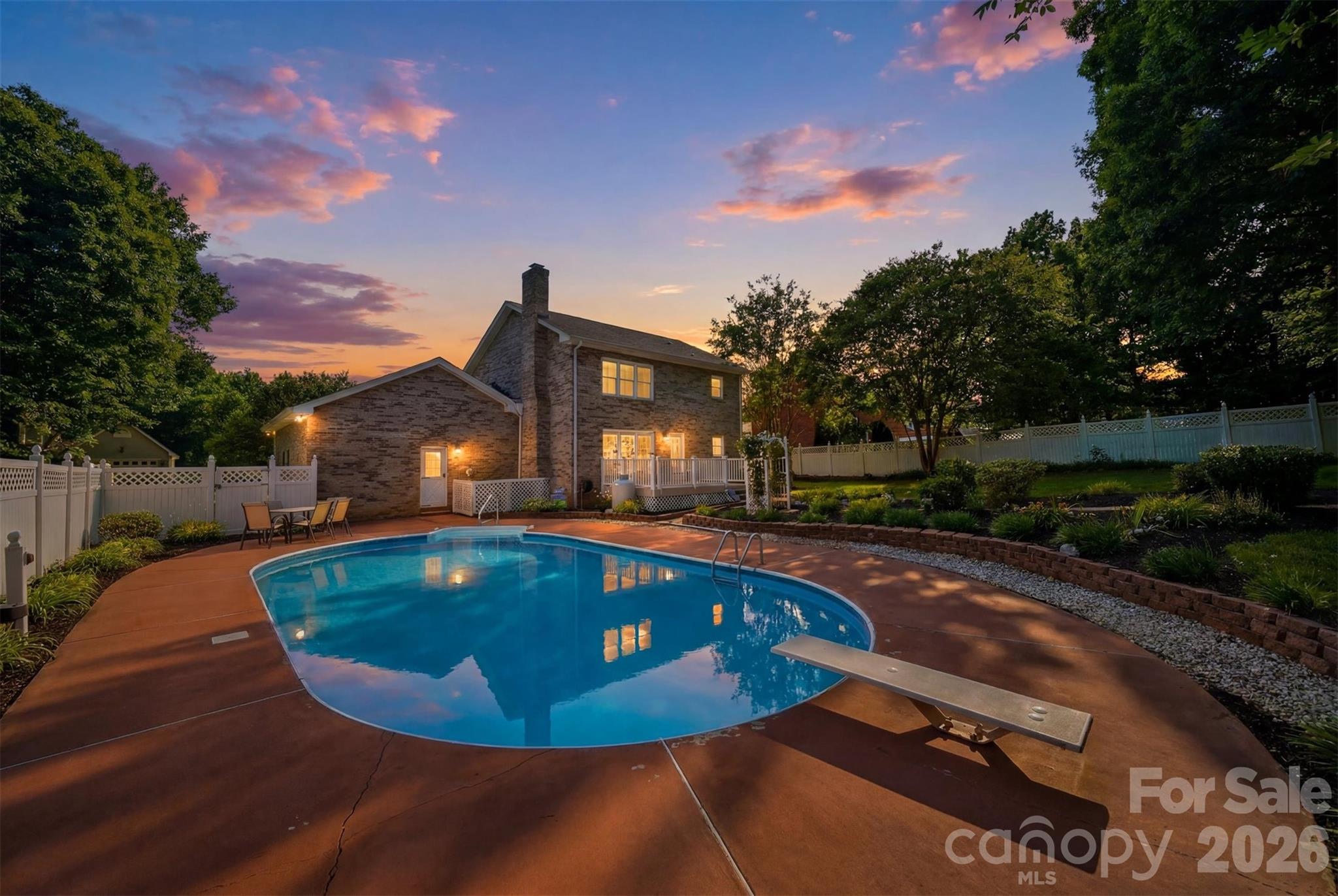 1948 Twin Ponds Drive — Hickory