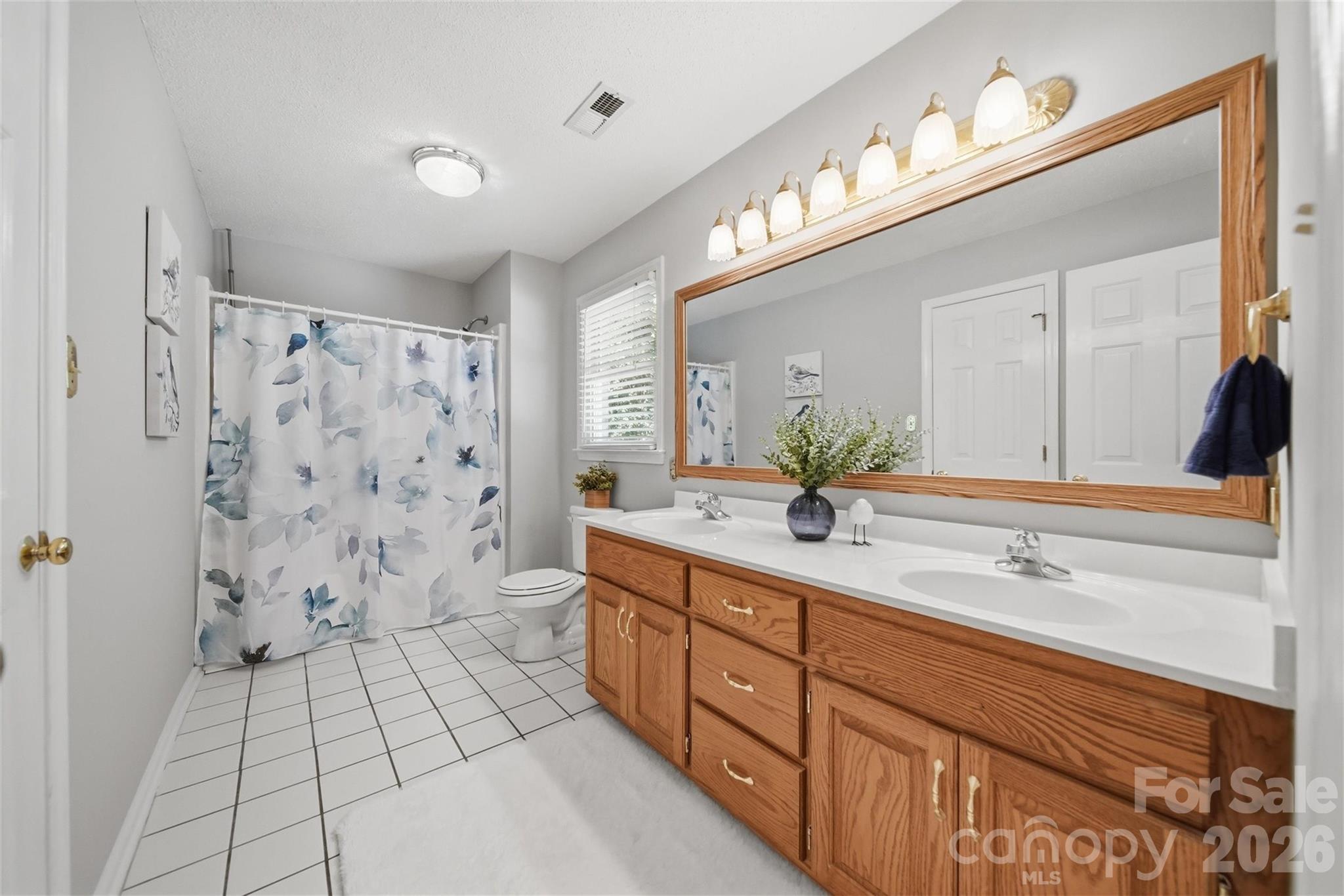 1948 Twin Ponds Drive — Hickory