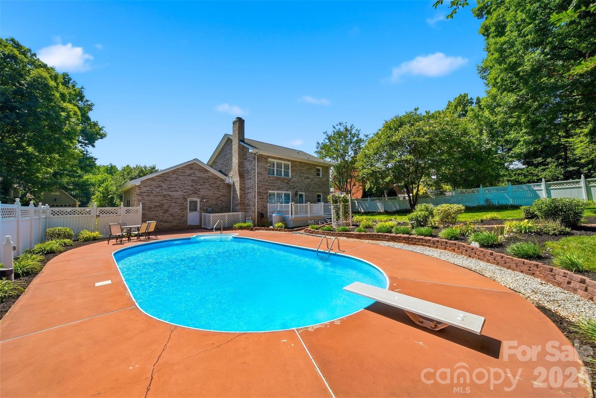 1948 Twin Ponds Drive — Hickory