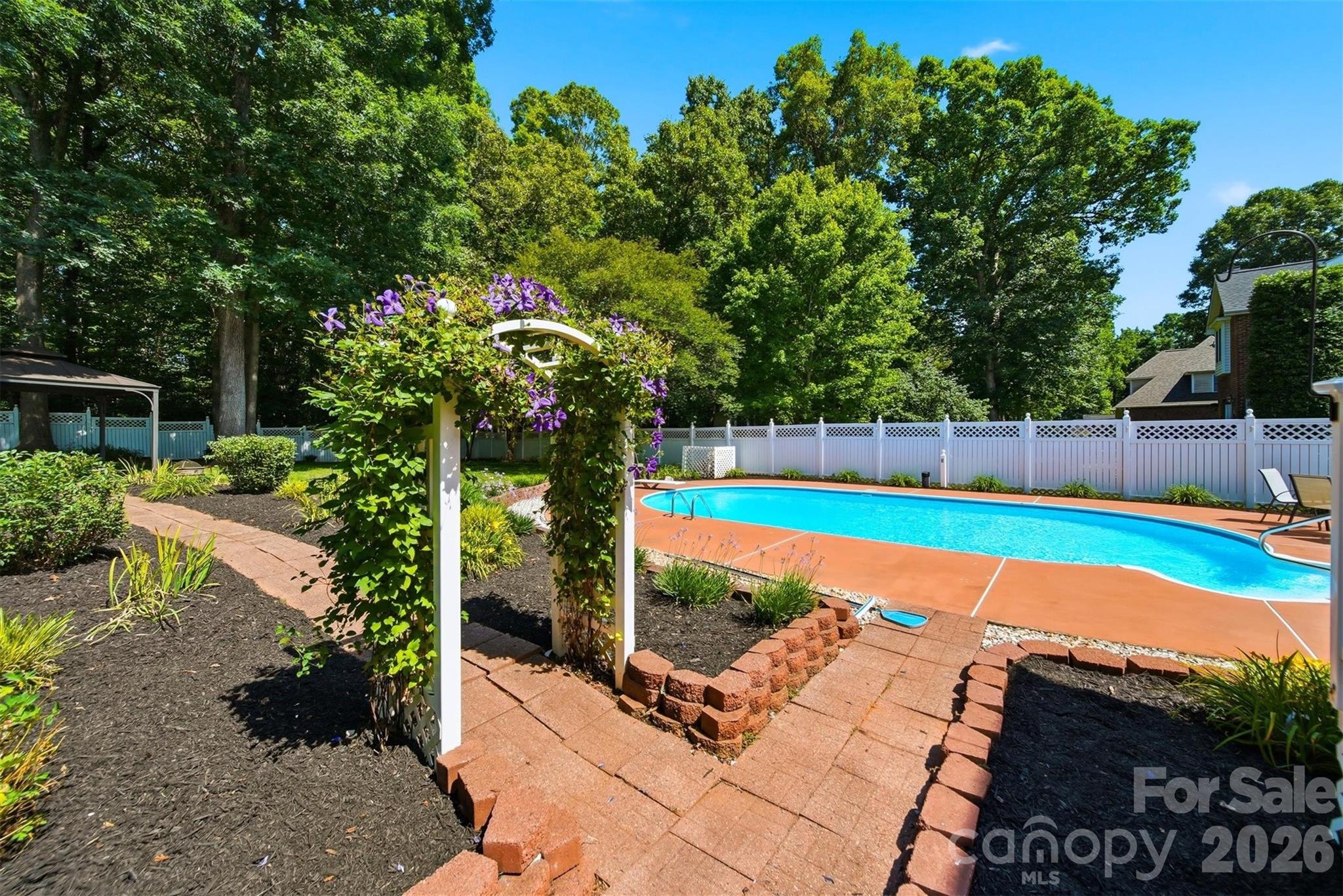 1948 Twin Ponds Drive — Hickory