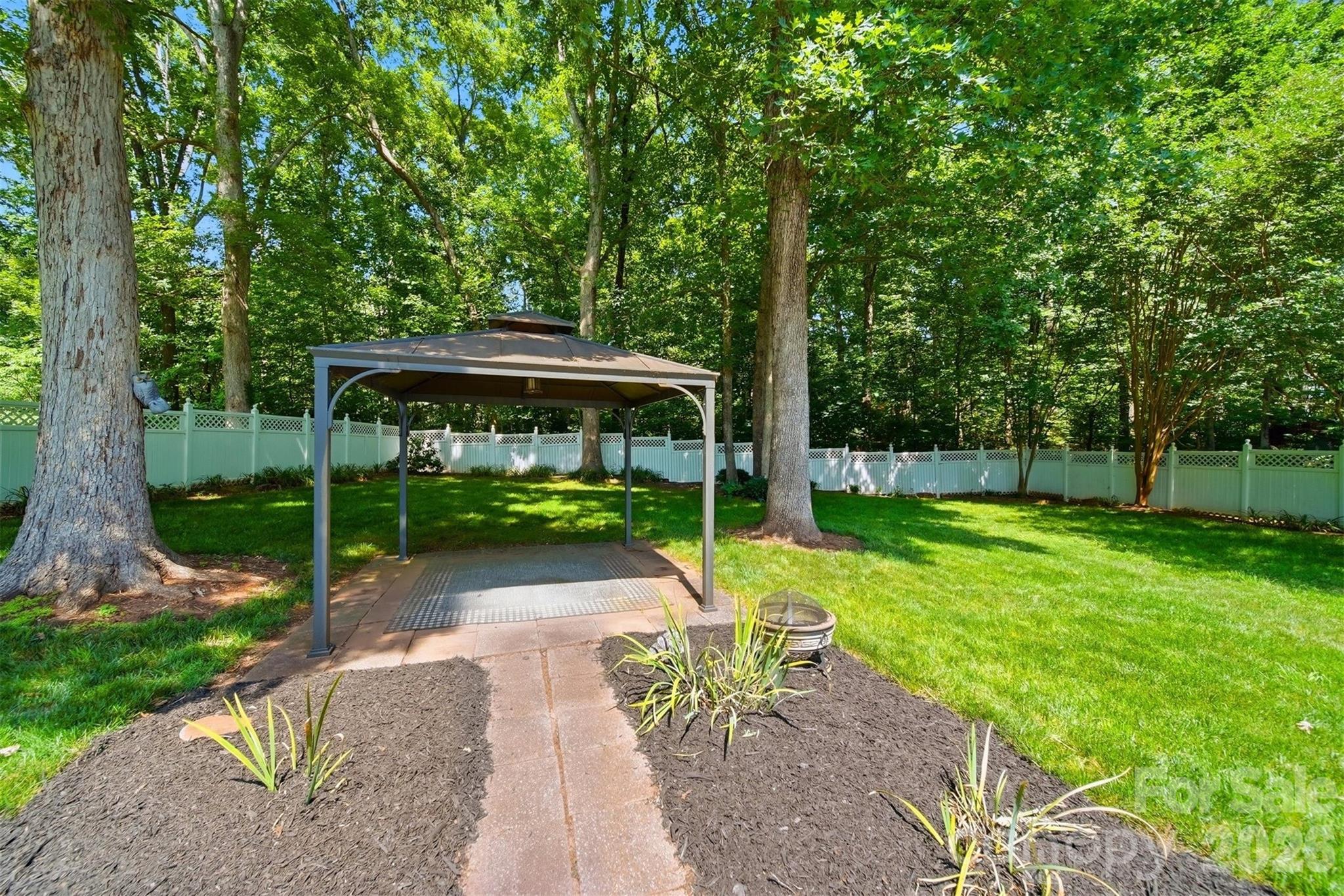 1948 Twin Ponds Drive — Hickory