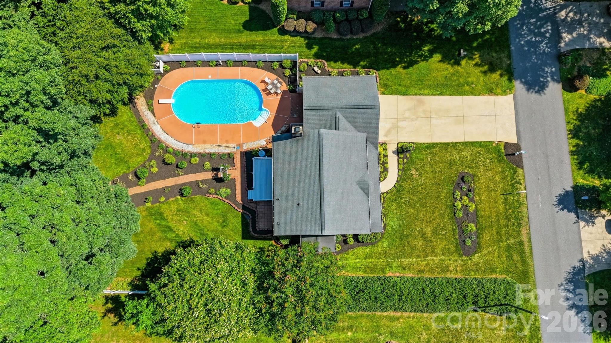 1948 Twin Ponds Drive — Hickory