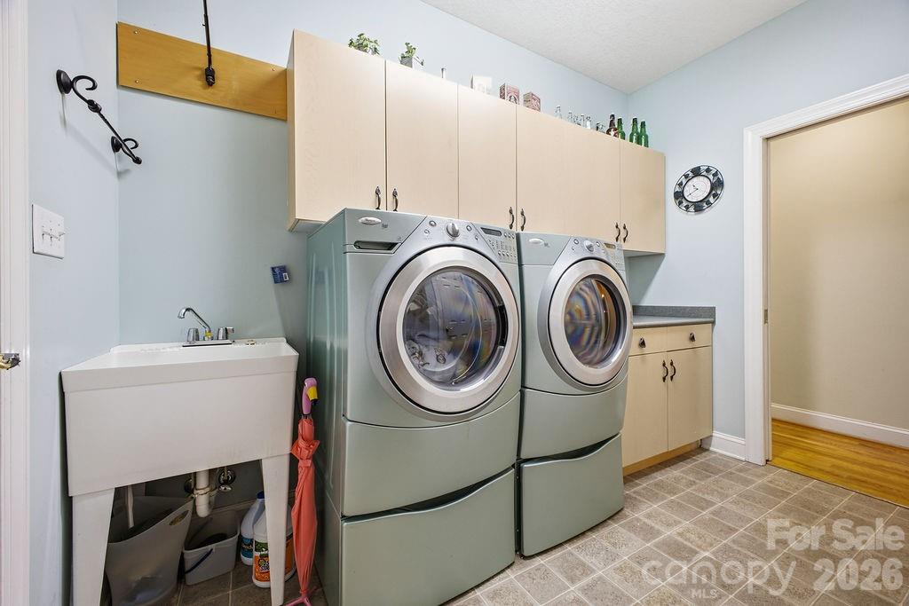 3121 Cove Loop Road — Hendersonville