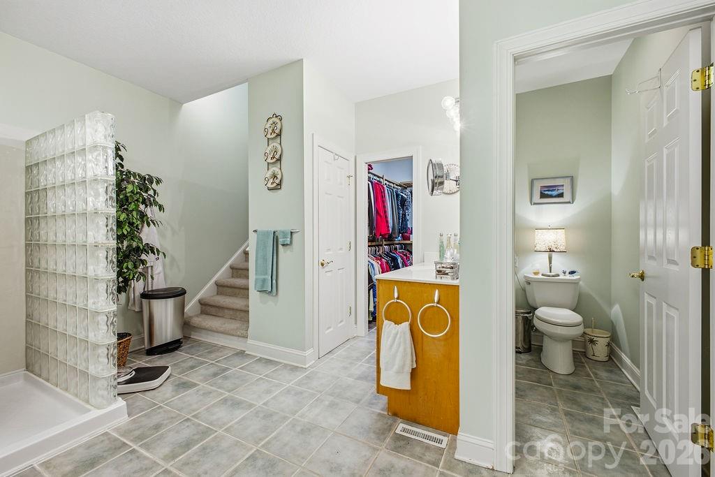 3121 Cove Loop Road — Hendersonville
