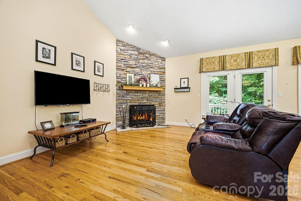 3121 Cove Loop Road — Hendersonville