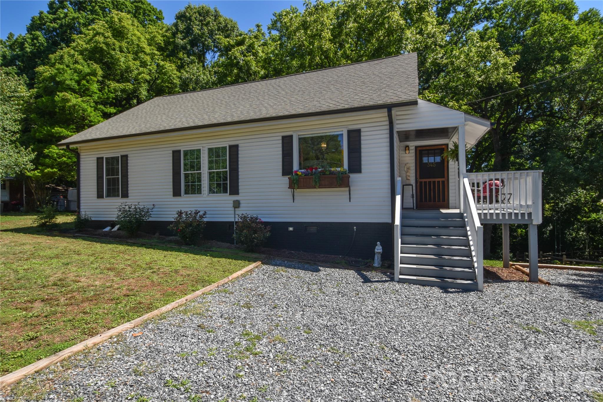 345 W Lowrance Avenue — Mooresville