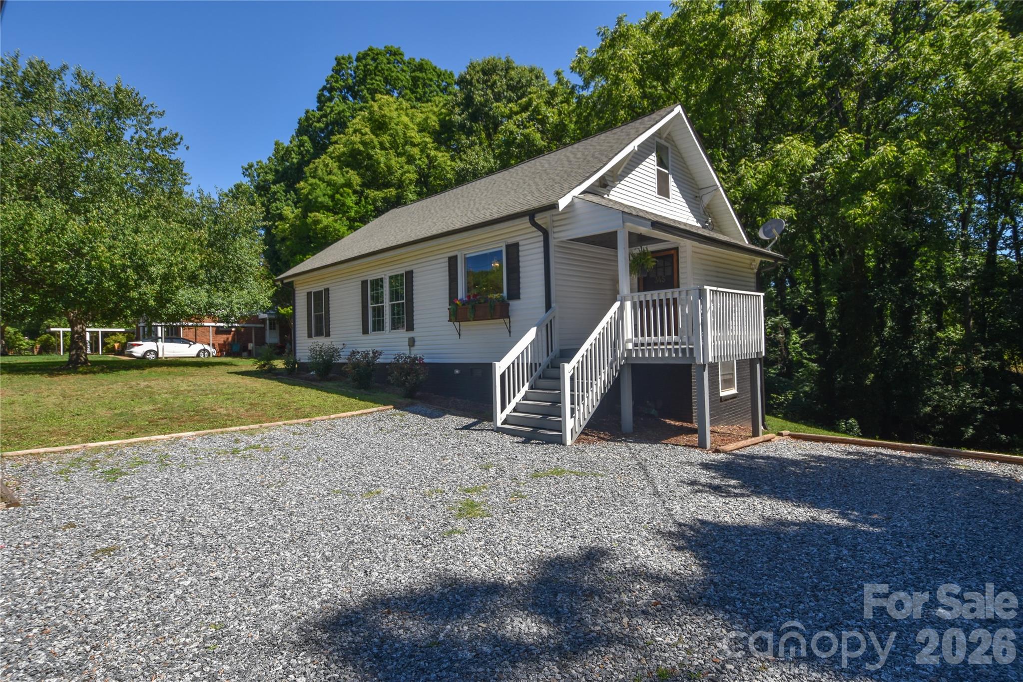 345 W Lowrance Avenue — Mooresville