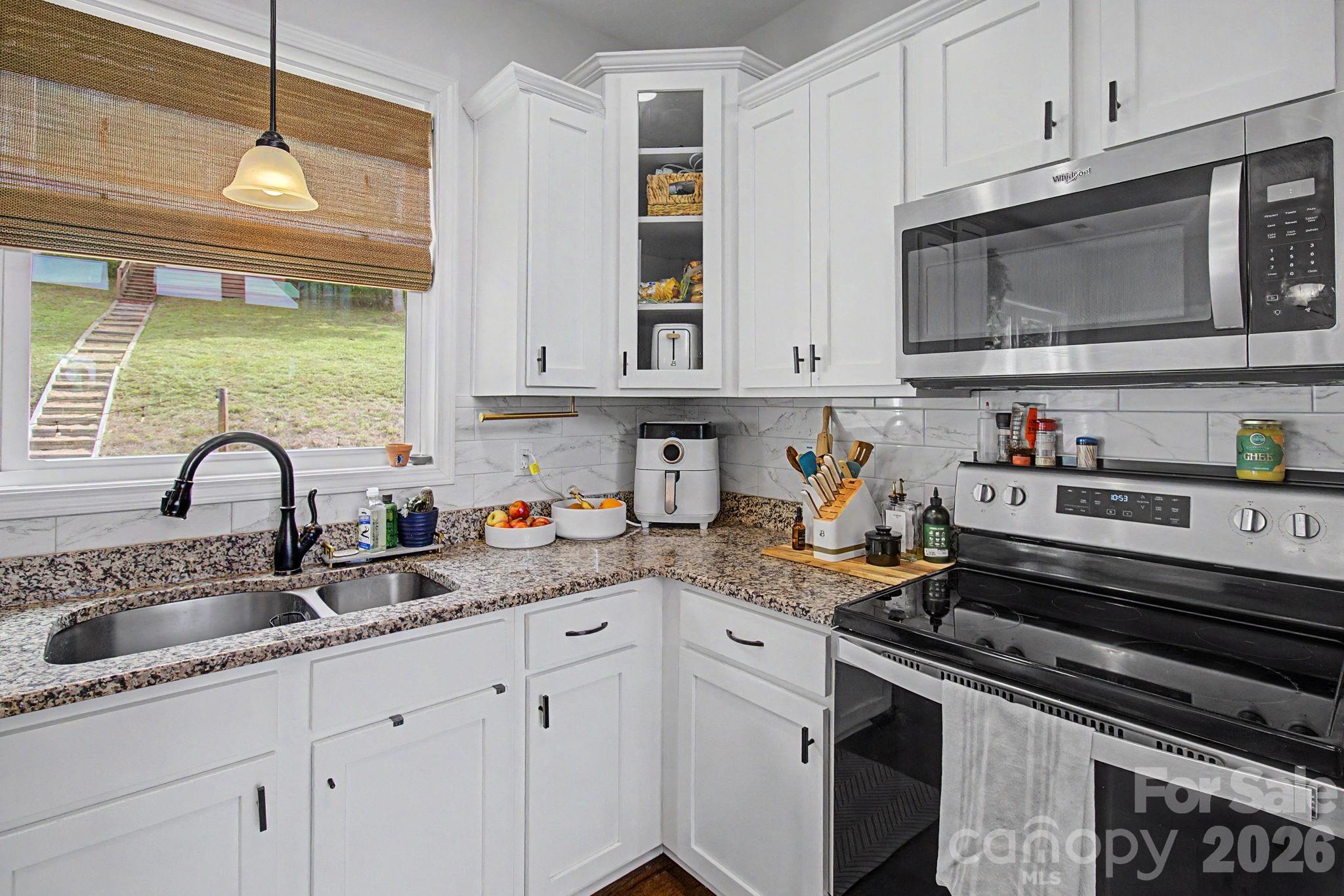 300 Green Meadow Lane — Mars Hill