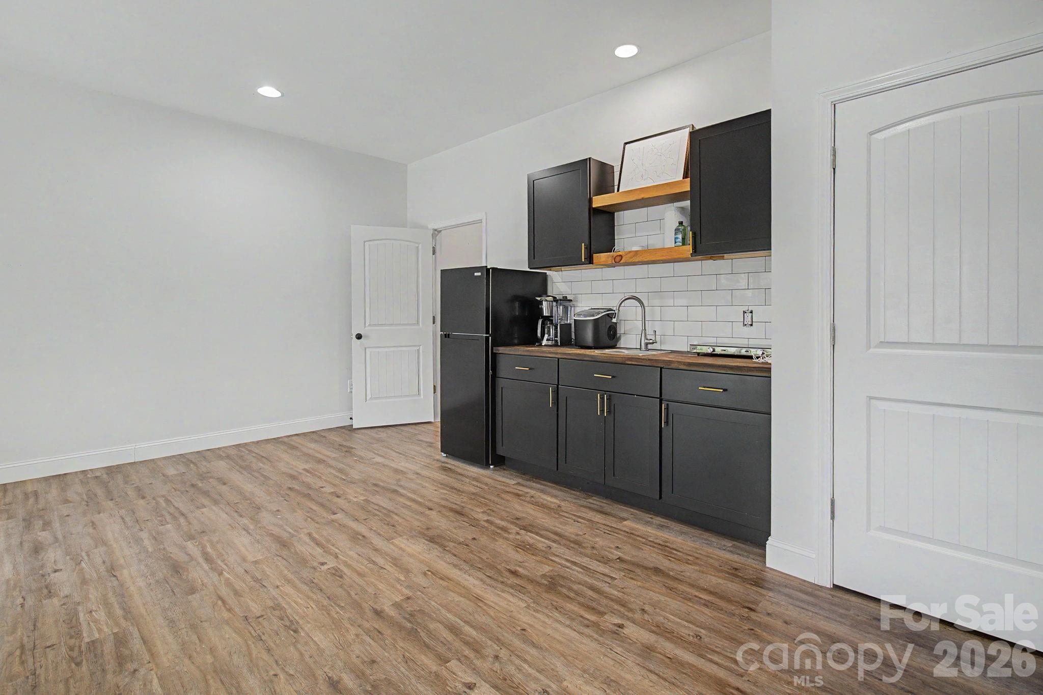 300 Green Meadow Lane — Mars Hill