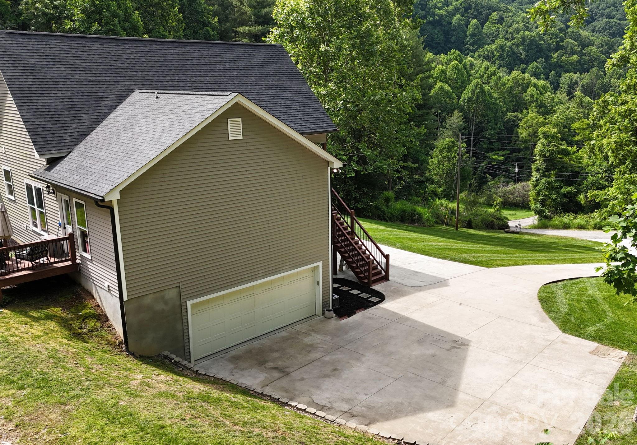300 Green Meadow Lane — Mars Hill