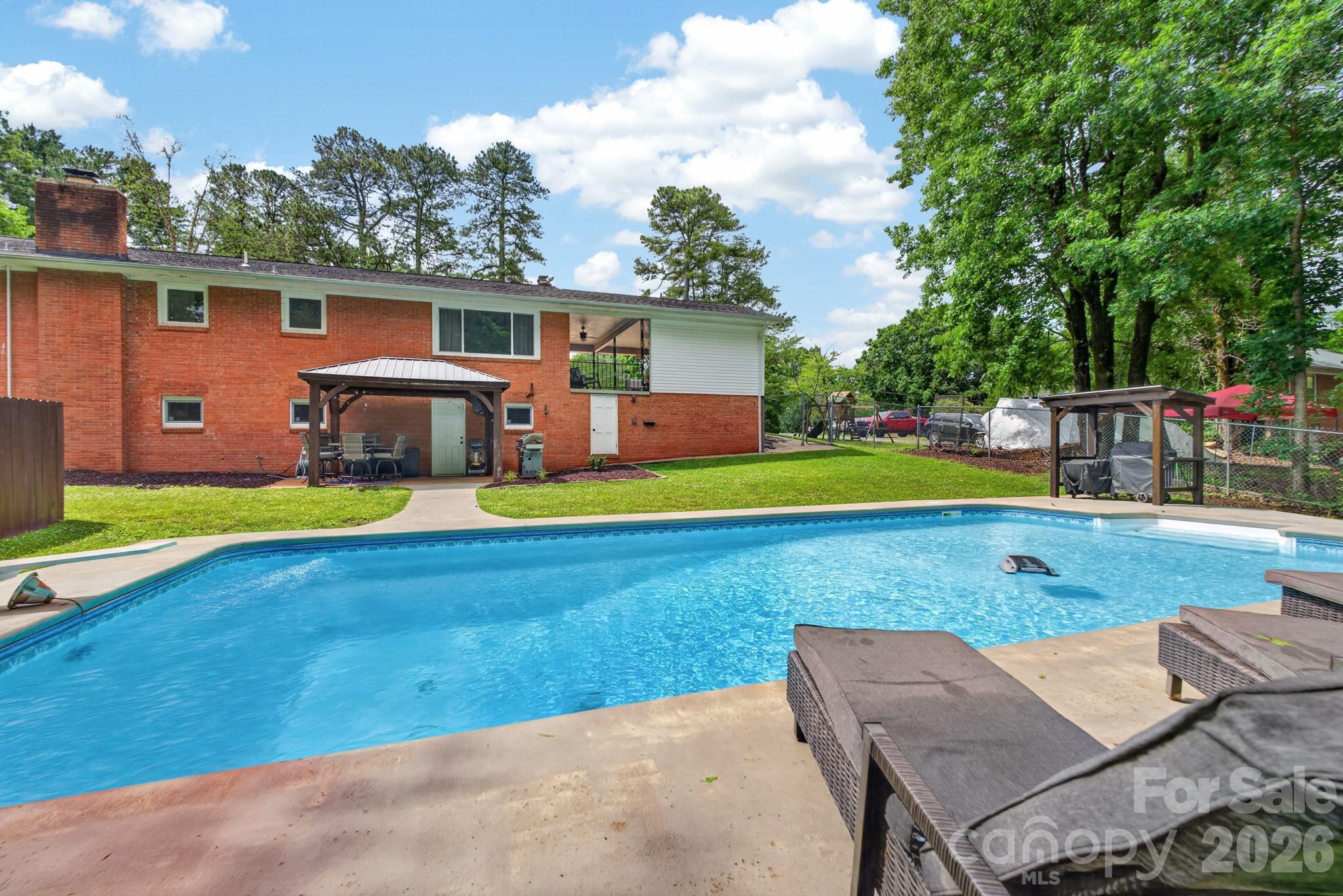 1100 Sunset Road — Cherryville