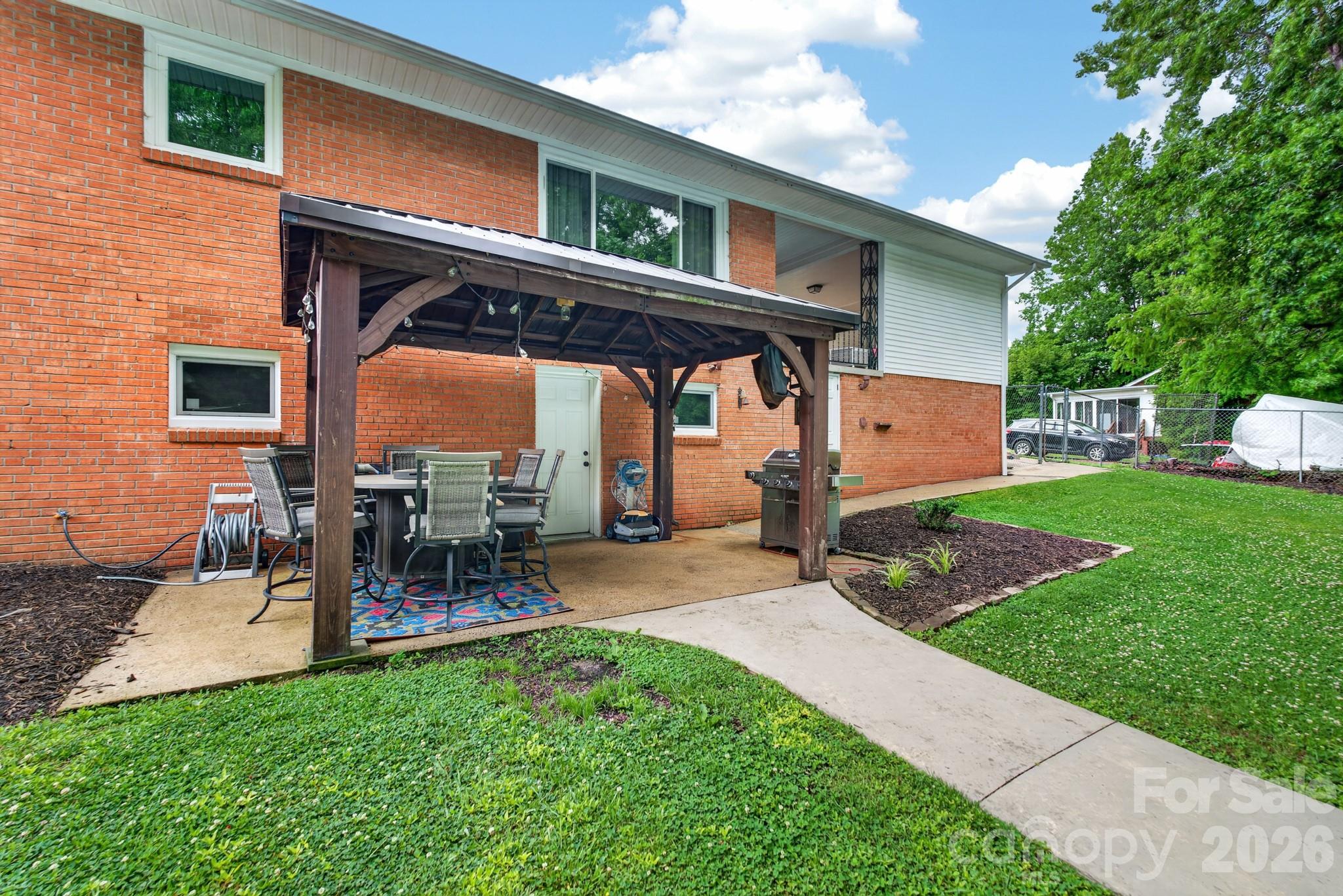 1100 Sunset Road — Cherryville