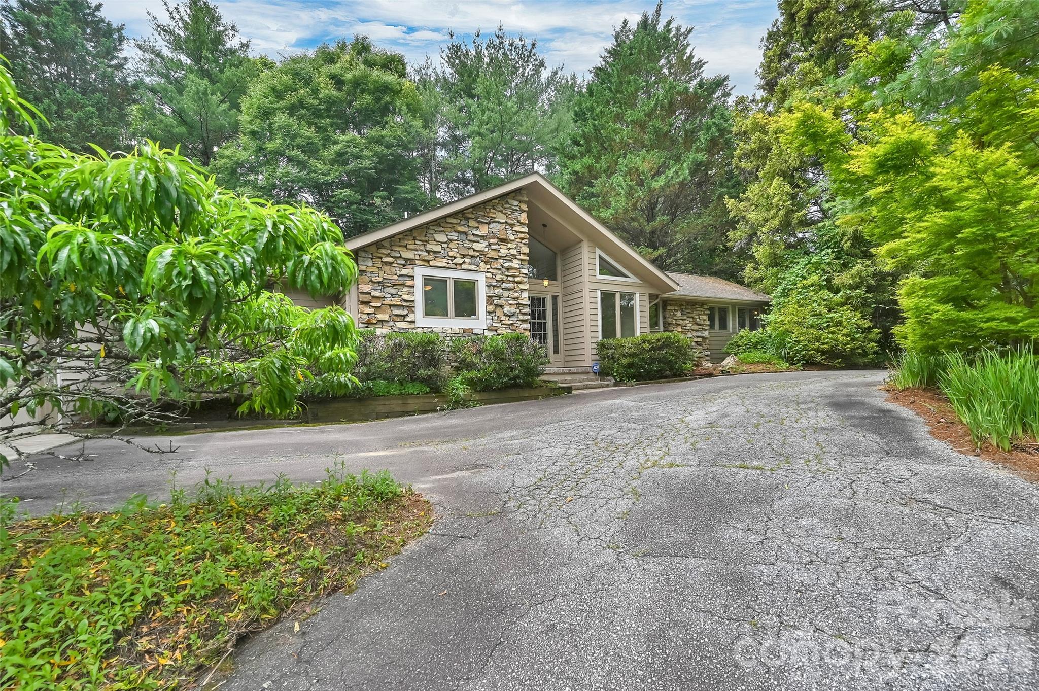 300 Ethan Pond Way — Hendersonville