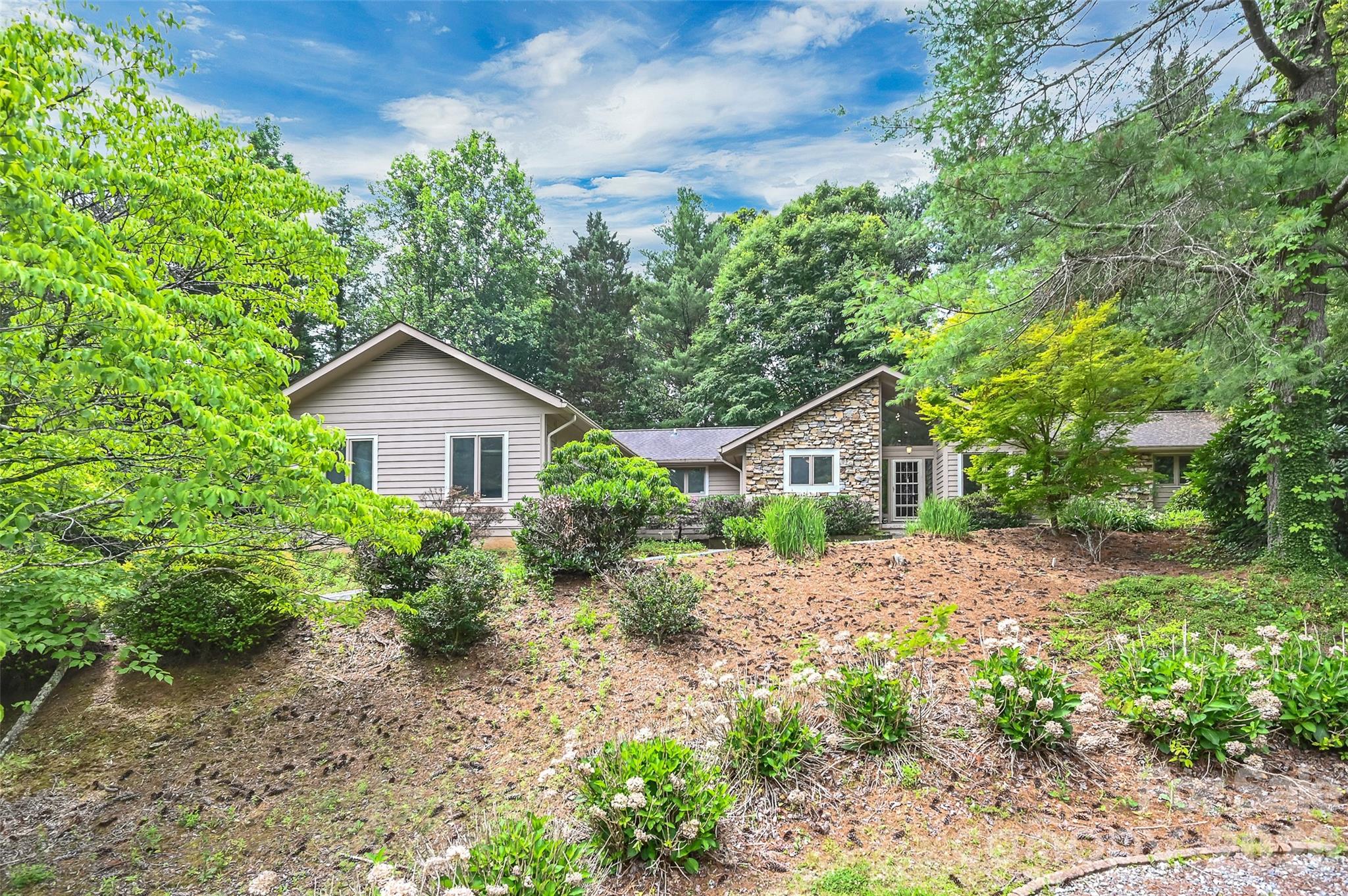 300 Ethan Pond Way — Hendersonville