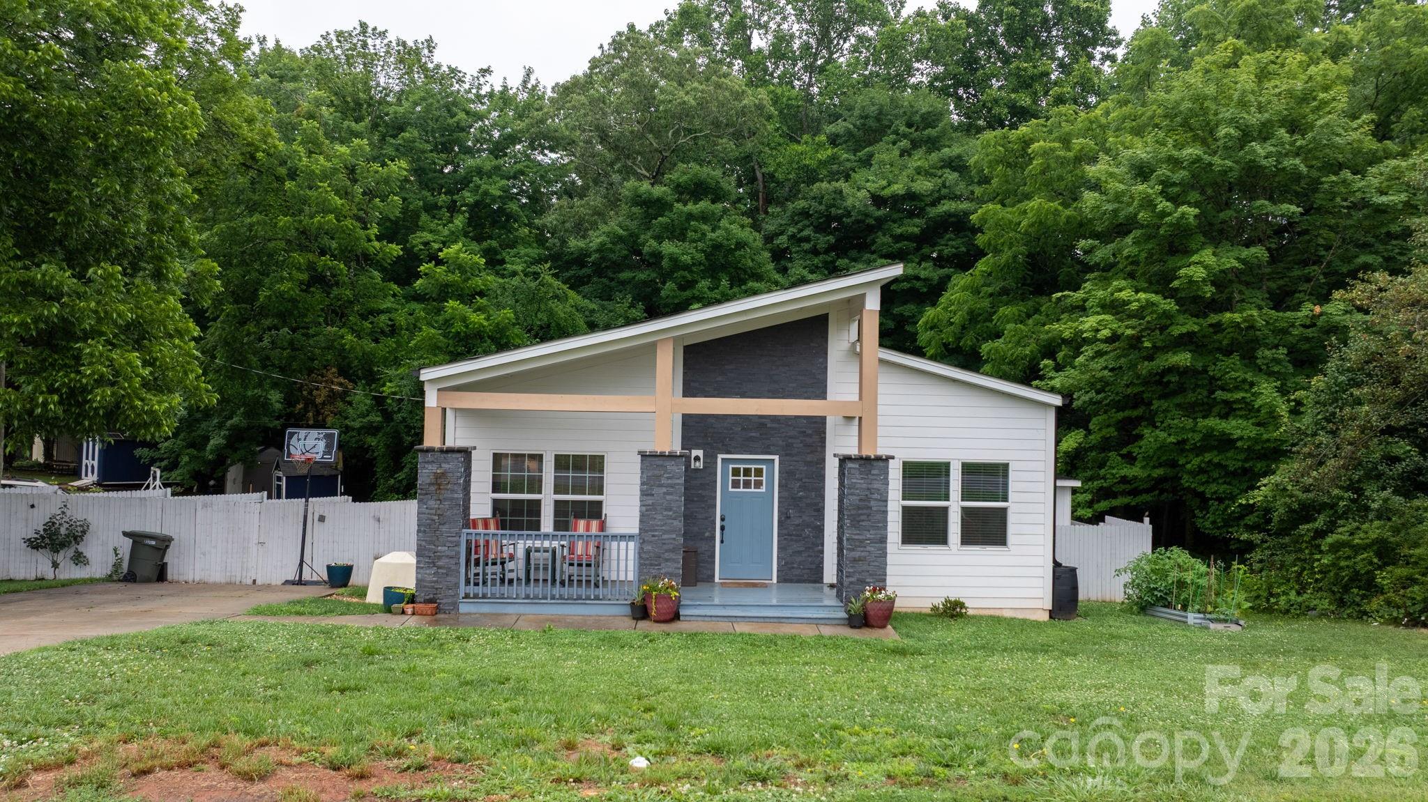 329 W F Street — Newton