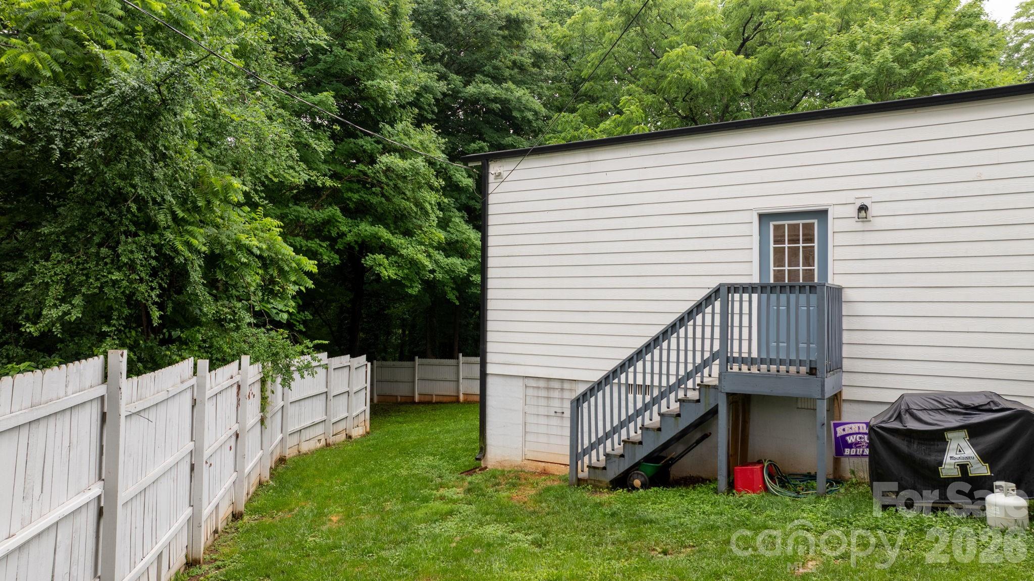 329 W F Street — Newton
