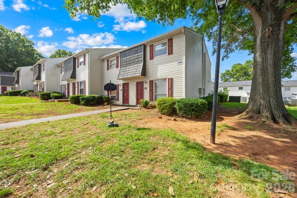 7915 Oak Meadow Court — Charlotte