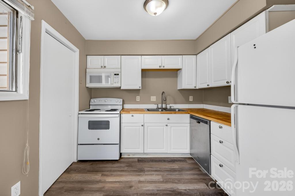 7915 Oak Meadow Court — Charlotte