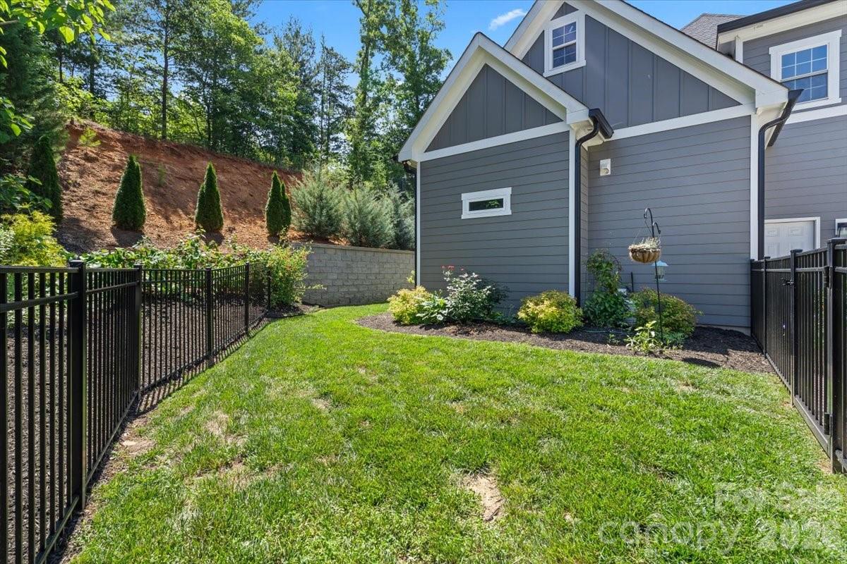 5046 Woodwinds Drive NE — Hickory
