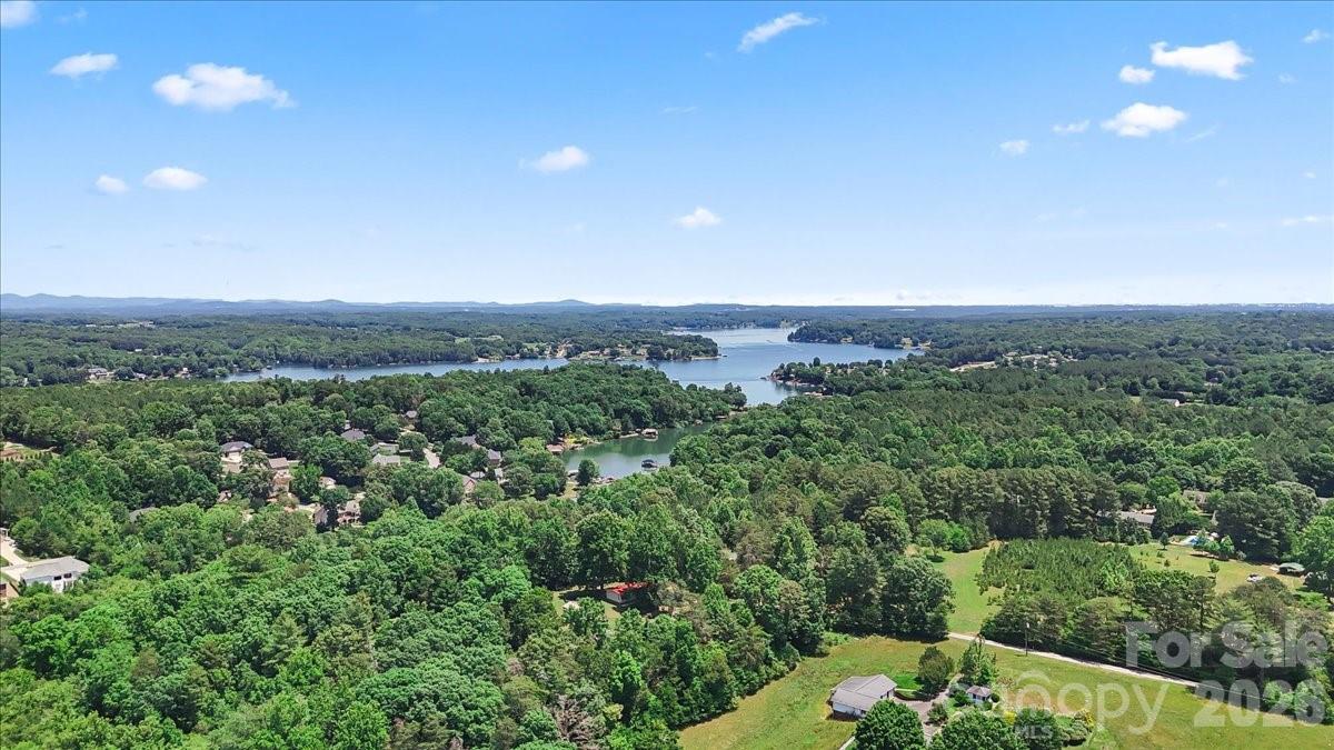 5046 Woodwinds Drive NE — Hickory