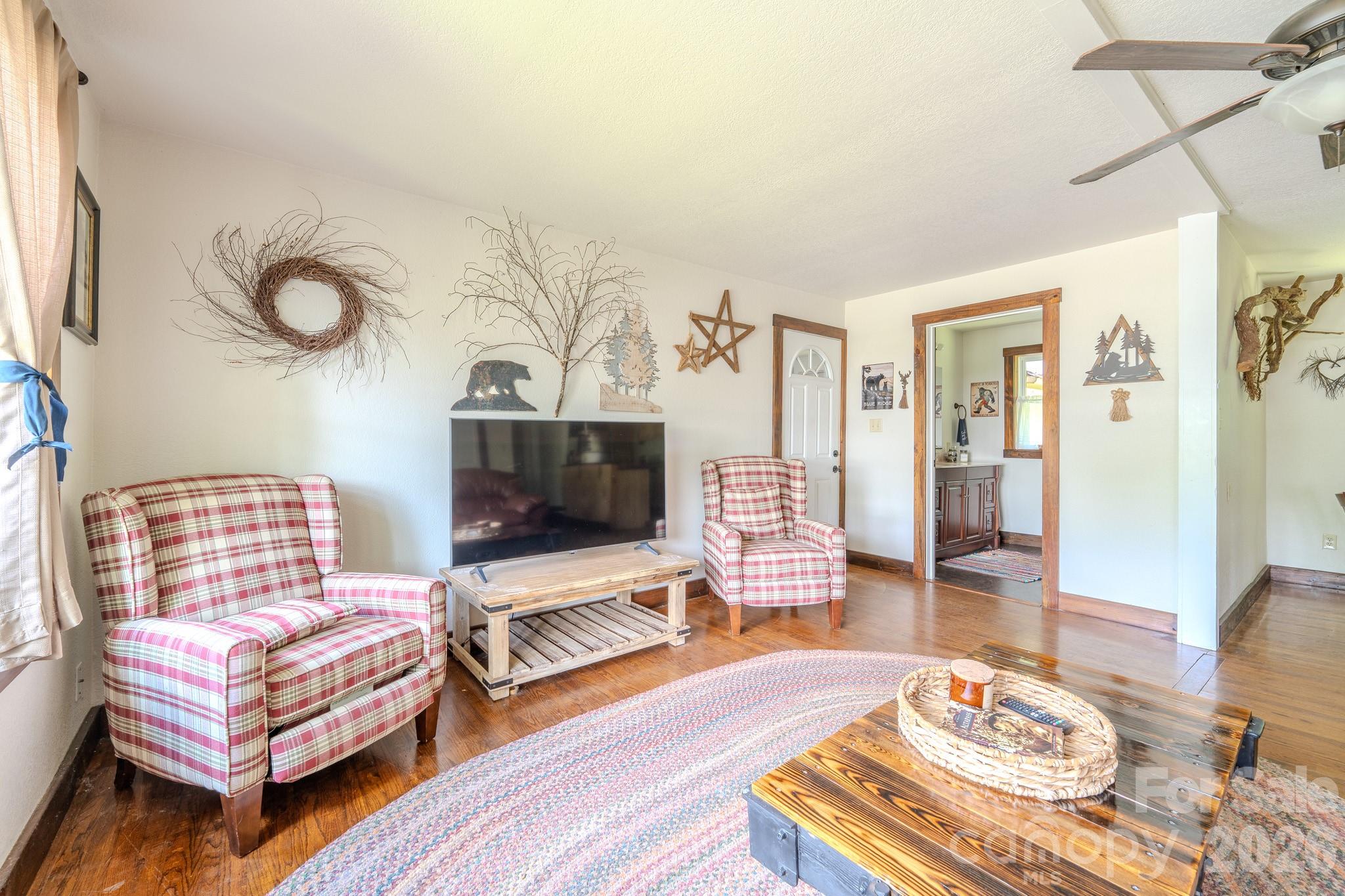 84 English Road — Spruce Pine