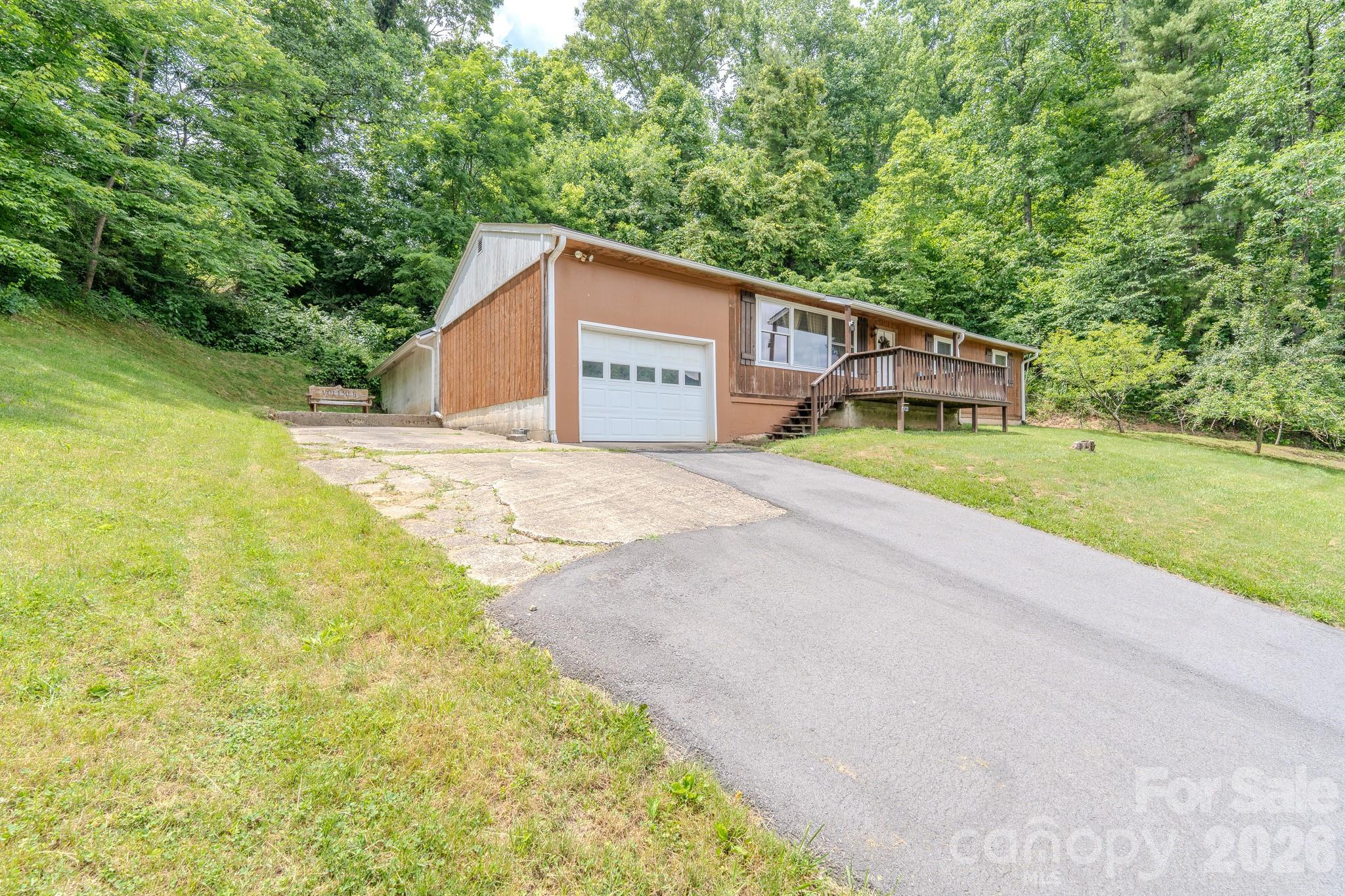 84 English Road — Spruce Pine