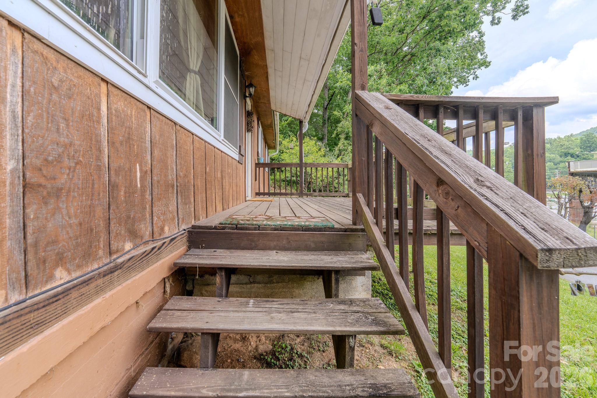 84 English Road — Spruce Pine